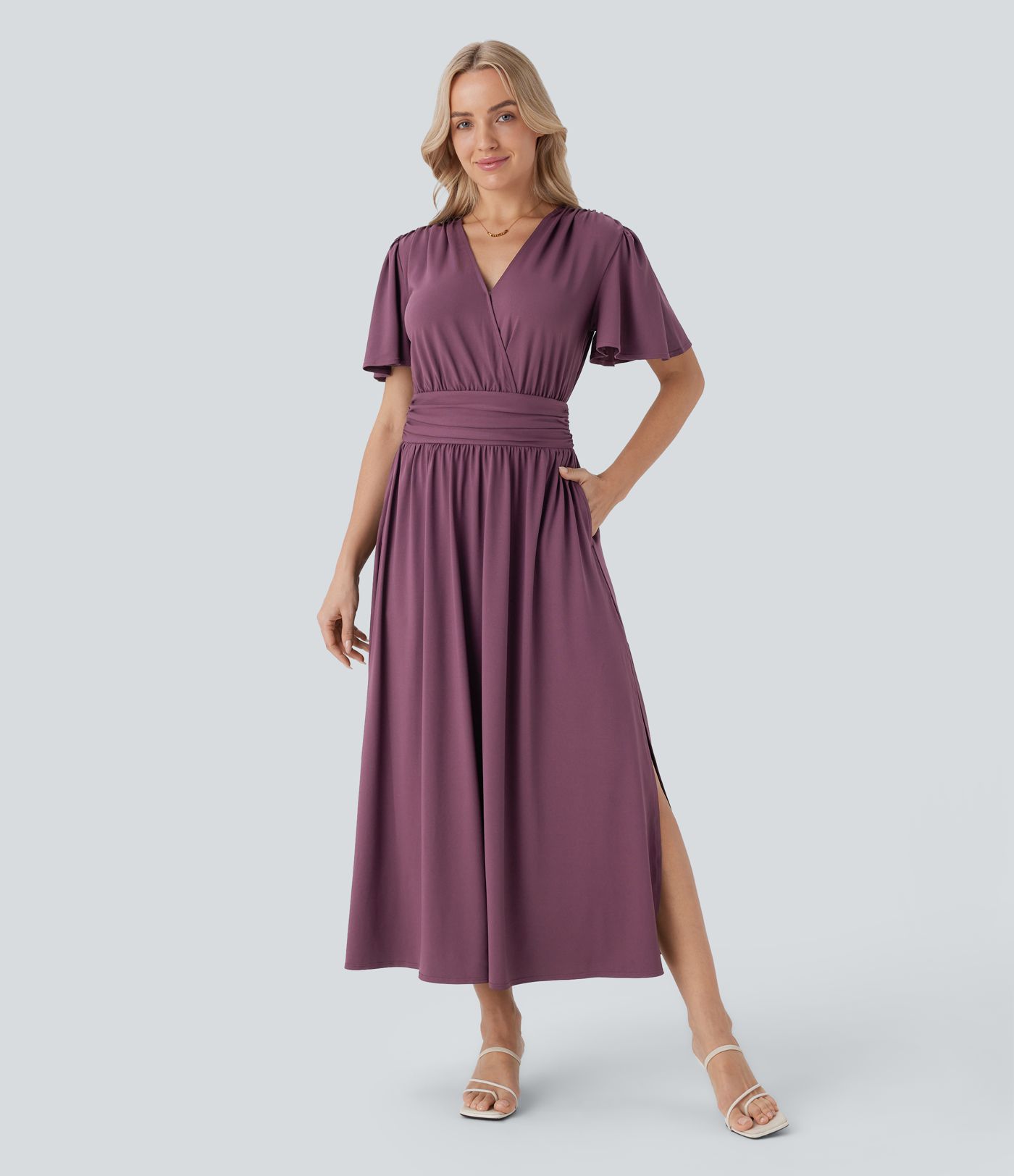 Robe mi-longue fluide de villégiature avec col V, manches courtes, drapée et fendue