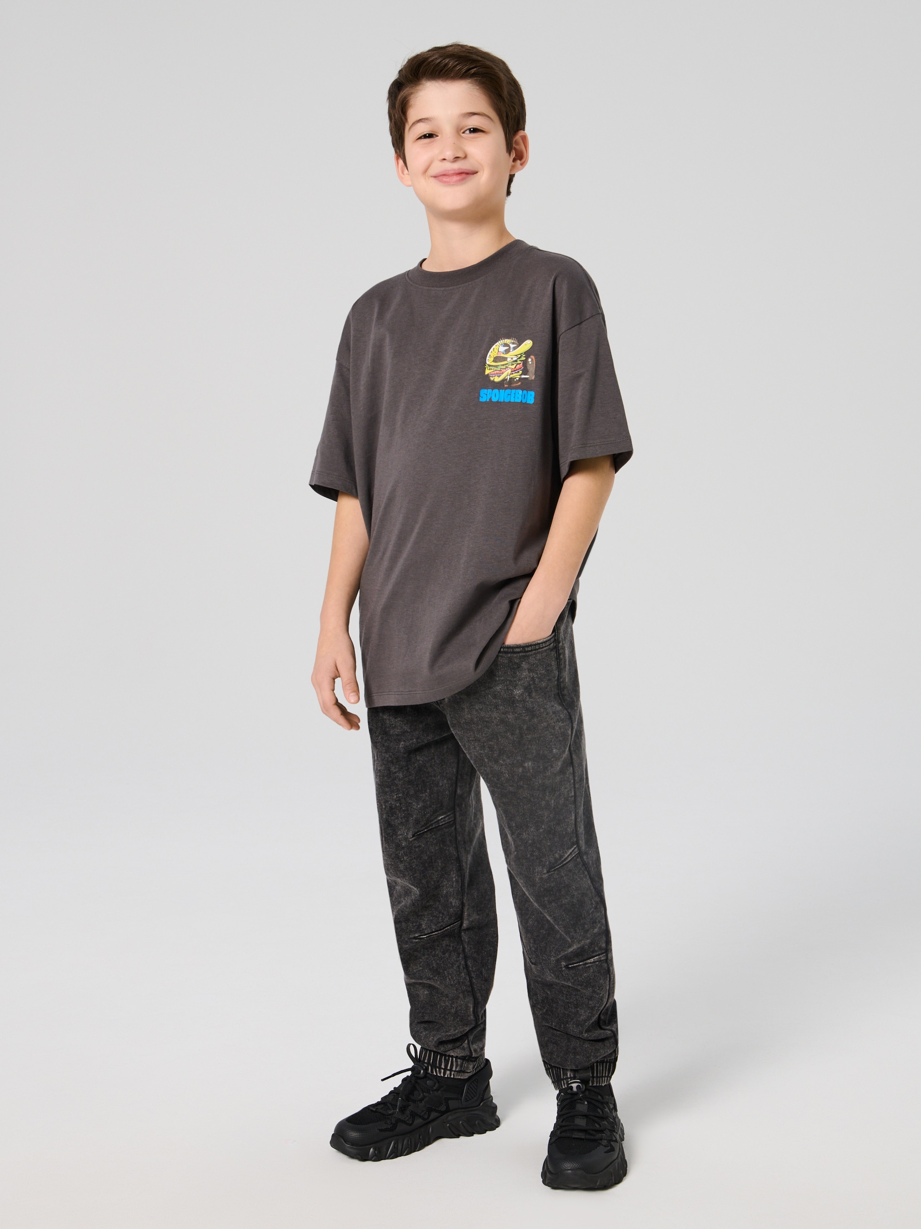 Jeansy jogger z efektem sprania