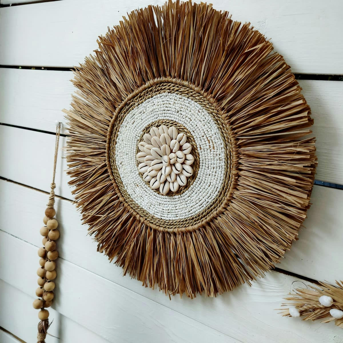 Mystic - Décoration murale en raphia et coquillages D40 cm