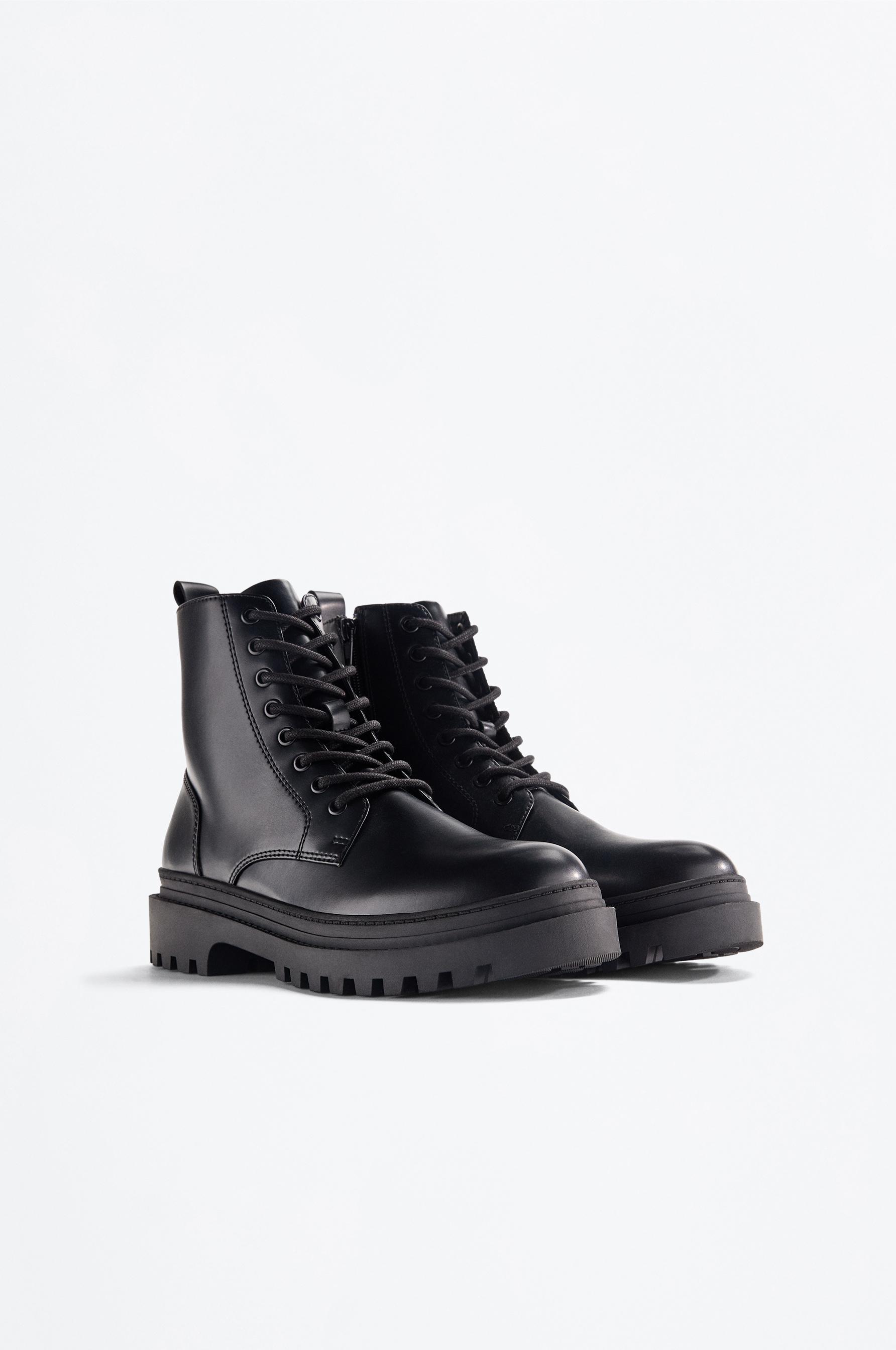 Bota acordonada