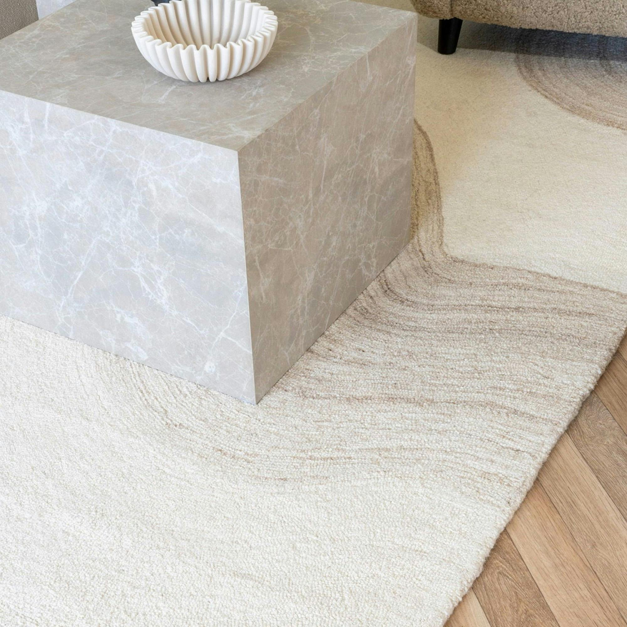 Tapis moderne blanc et brun tufté main motif vague 160x230 cm FEZ