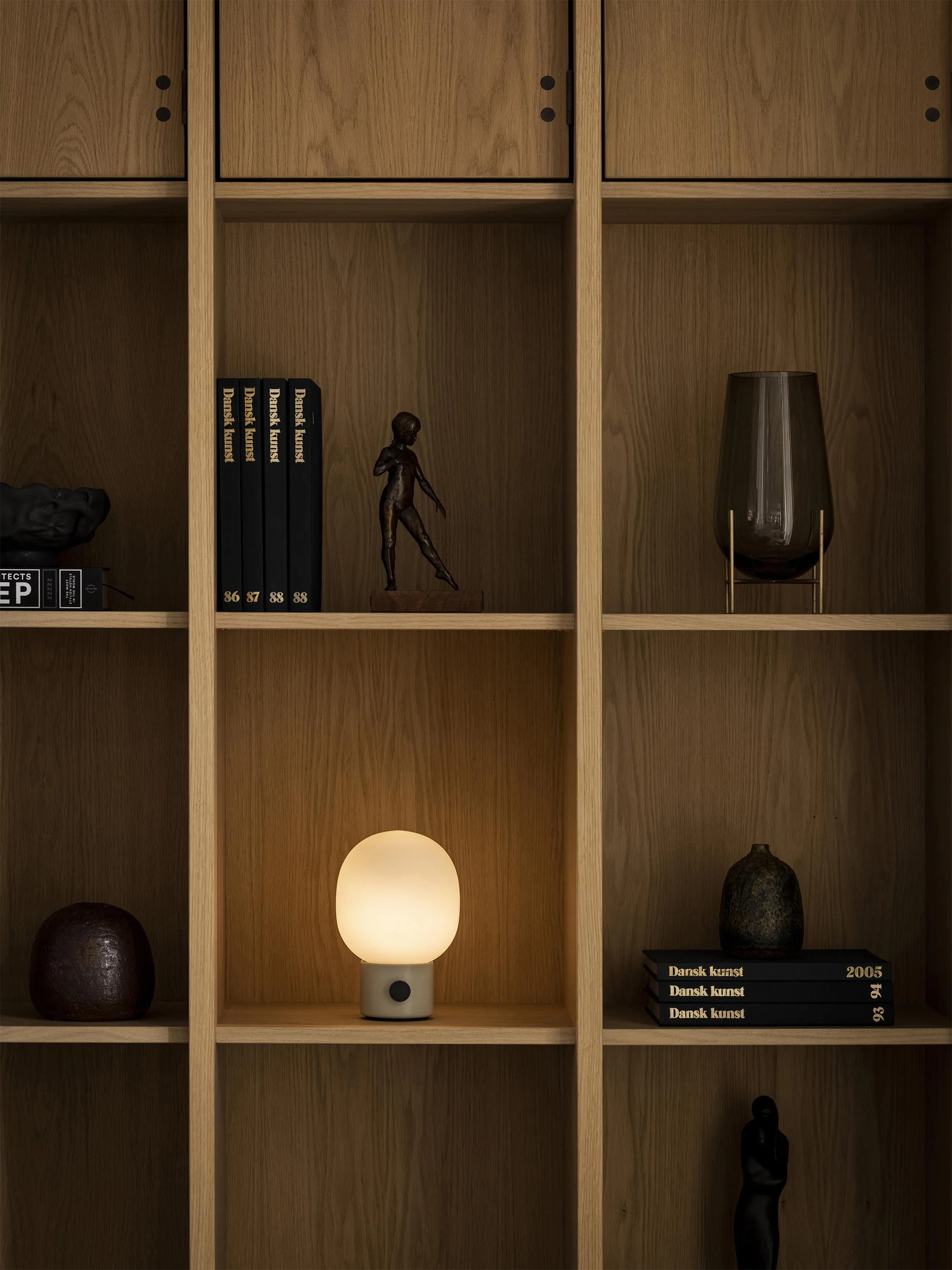 Kleine mobile Tischlampe JWDA mit USB-Anschluss, dimmbar