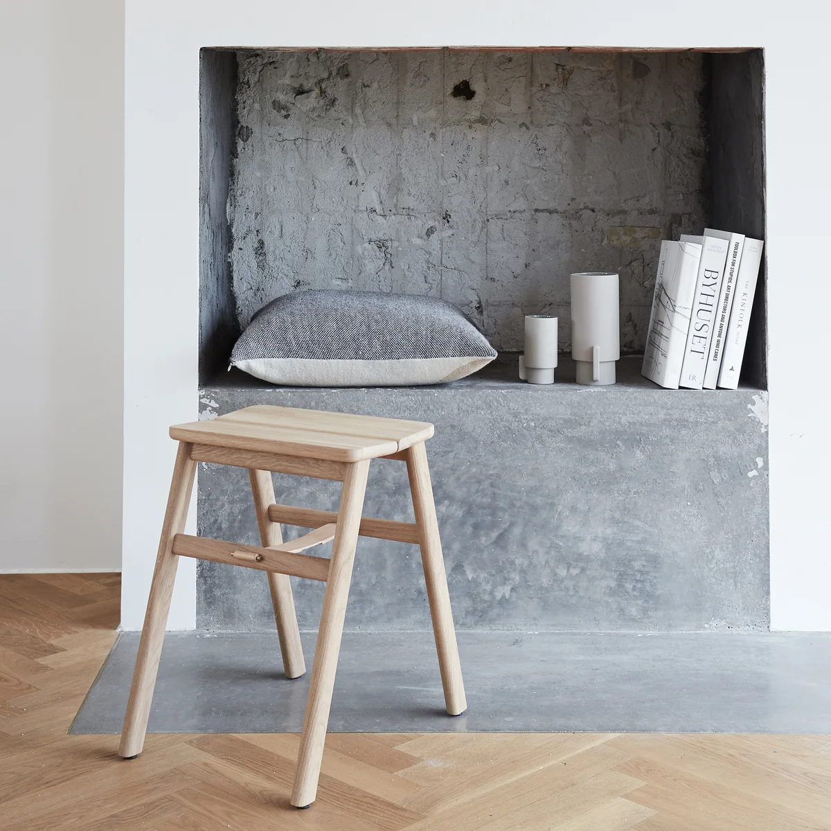Form & Refine - Angle Hocker, Eiche