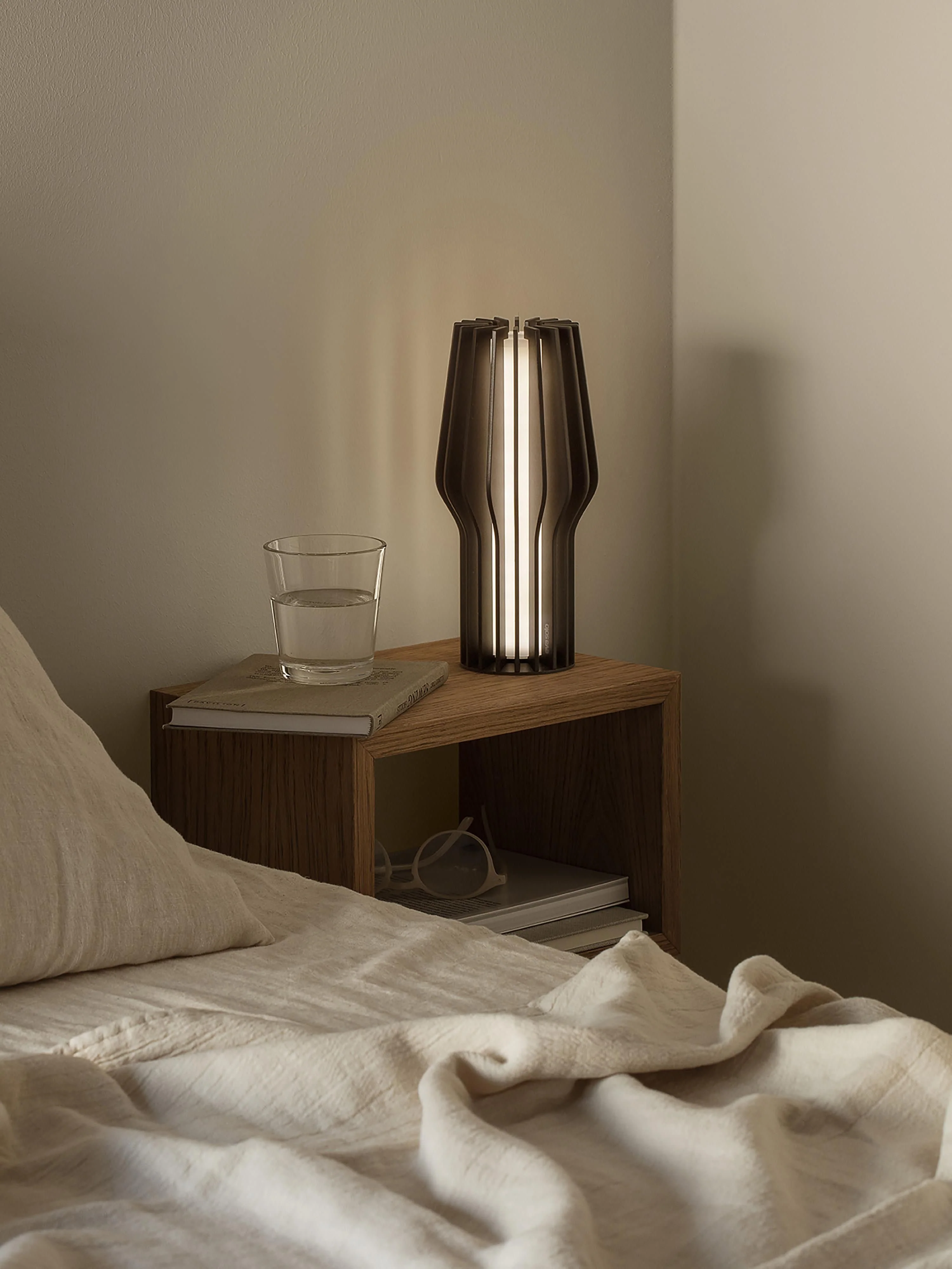 Kleine mobile LED-Tischlampe Radiant, dimmbar