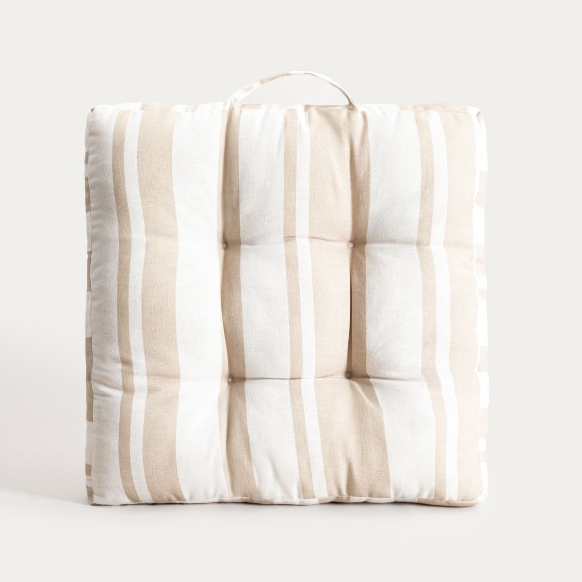 Poduszka EVELYN w beżowe pasy z pikowaniem i uchwytem 50x50cm