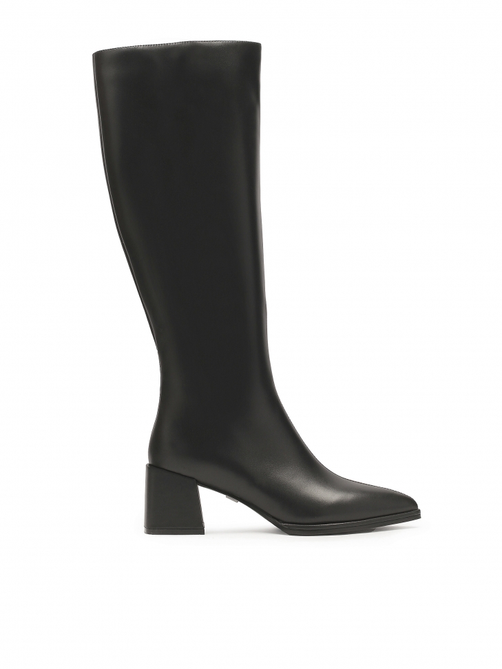 Boots with pointed toe and square heels