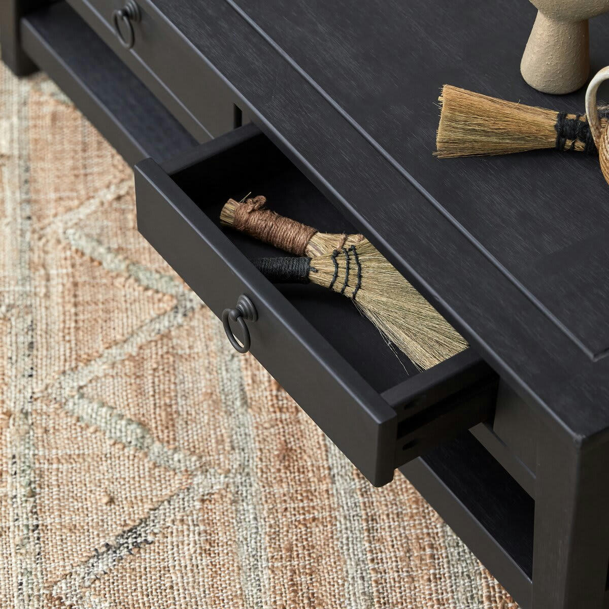THAKI BLACK - Table basse en pin massif