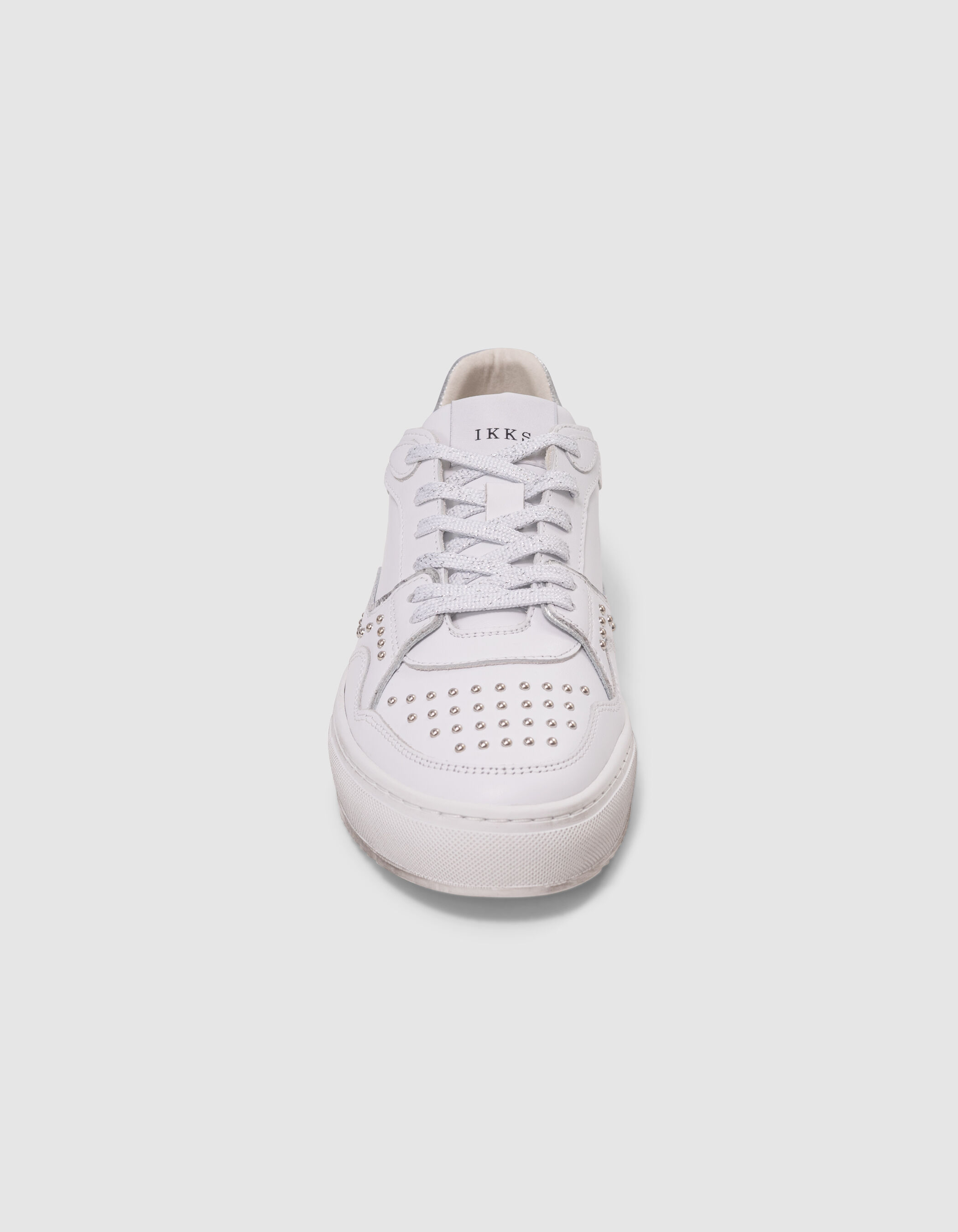 Baskets blanches cuir décor clous lacets silver Femme