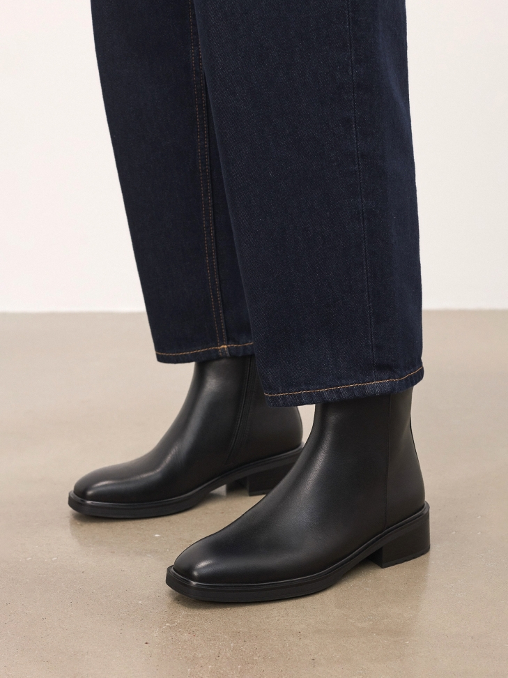 Low leather boots with zipper