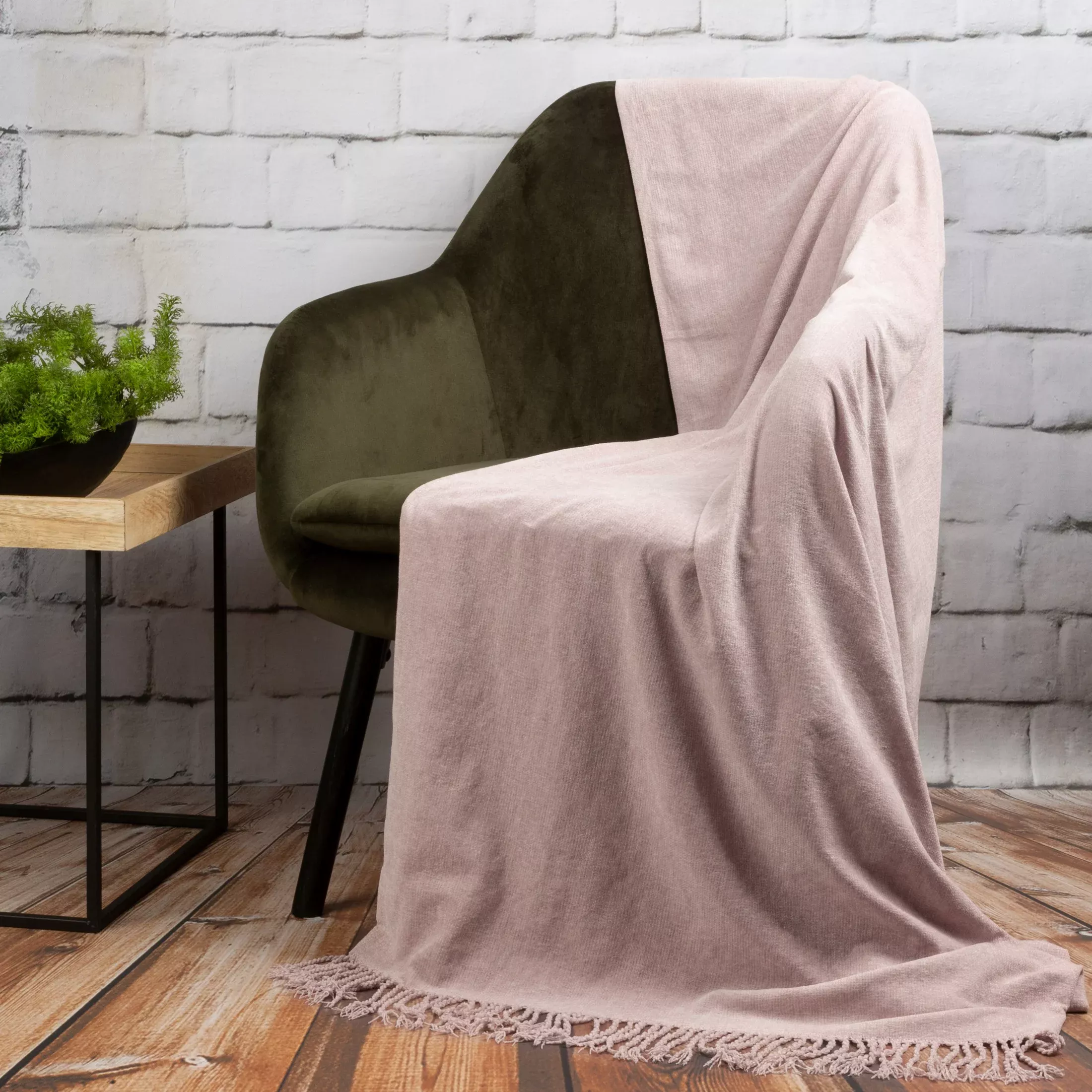 Koc akrylowy 130x170 cm różowy miękki w dotyku z drobnym strukturalnym wzorem i frędzlami AKRYL 4 Eurofirany Premium