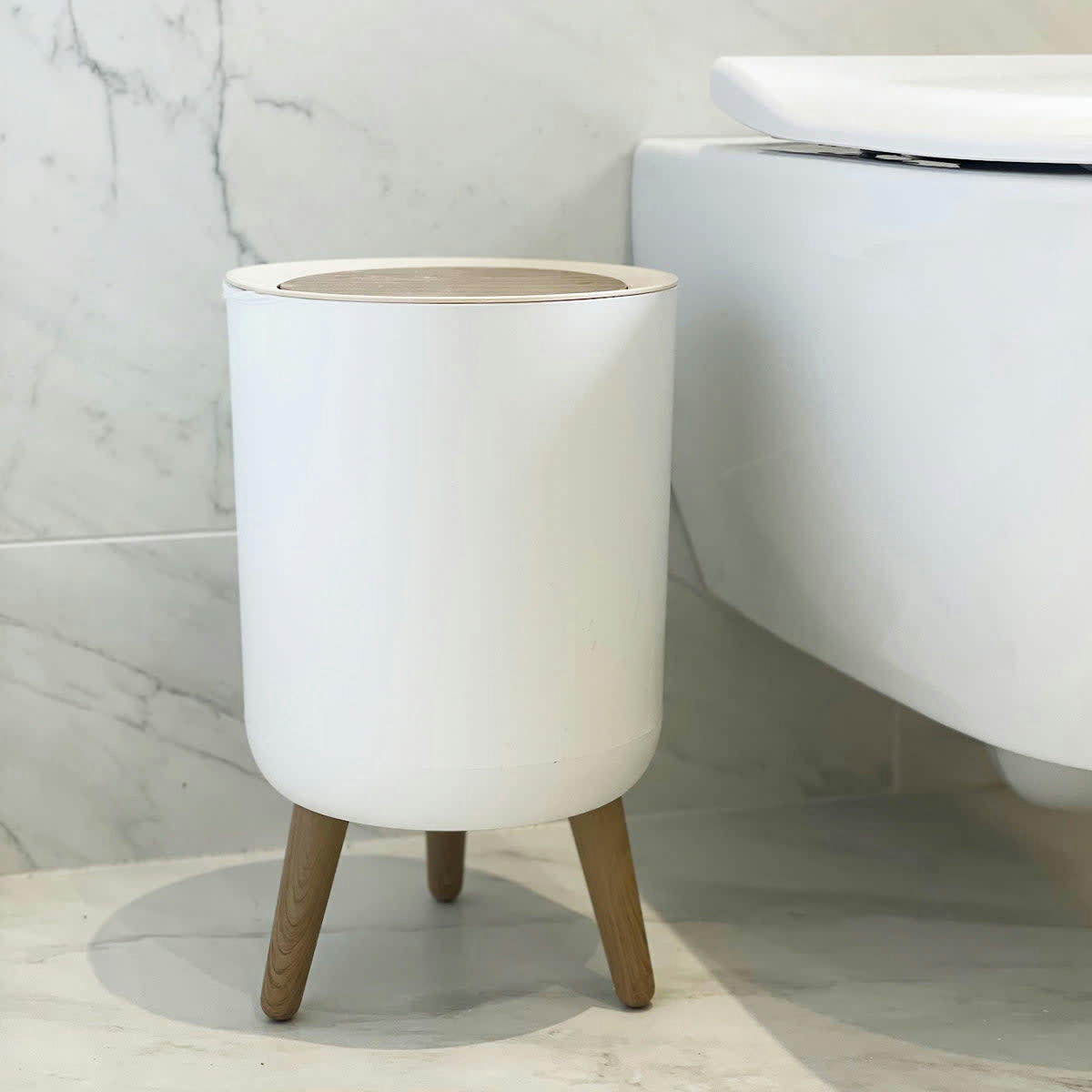 MALMO - Poubelle sur pied de salle de bain touch 7L