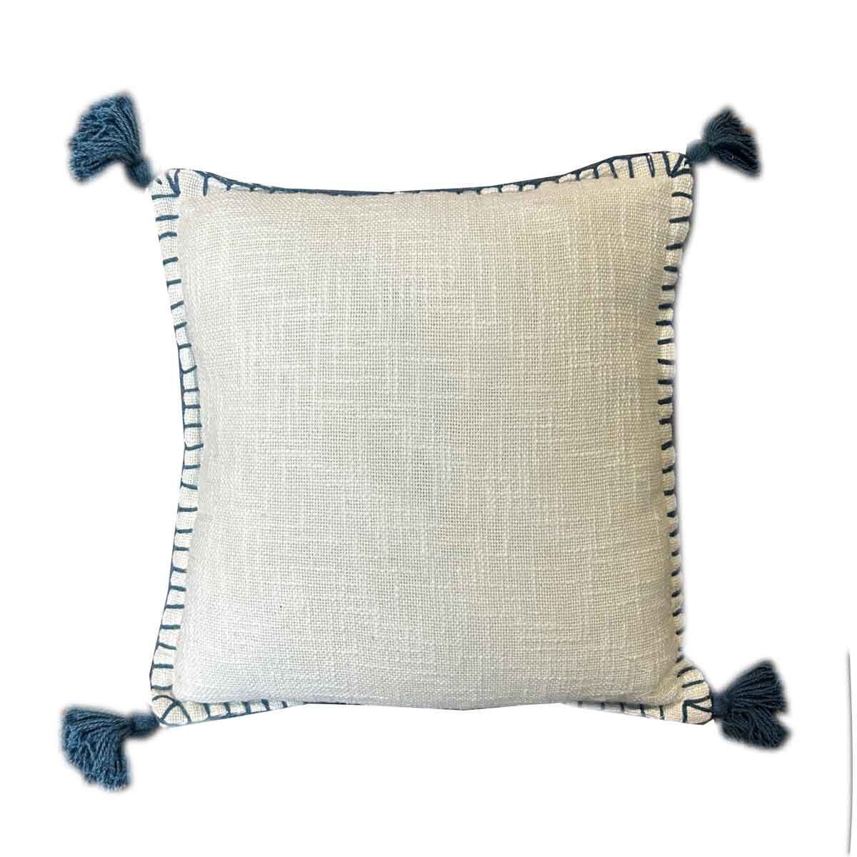 Almofada cru com tassels azuis 40x40cm