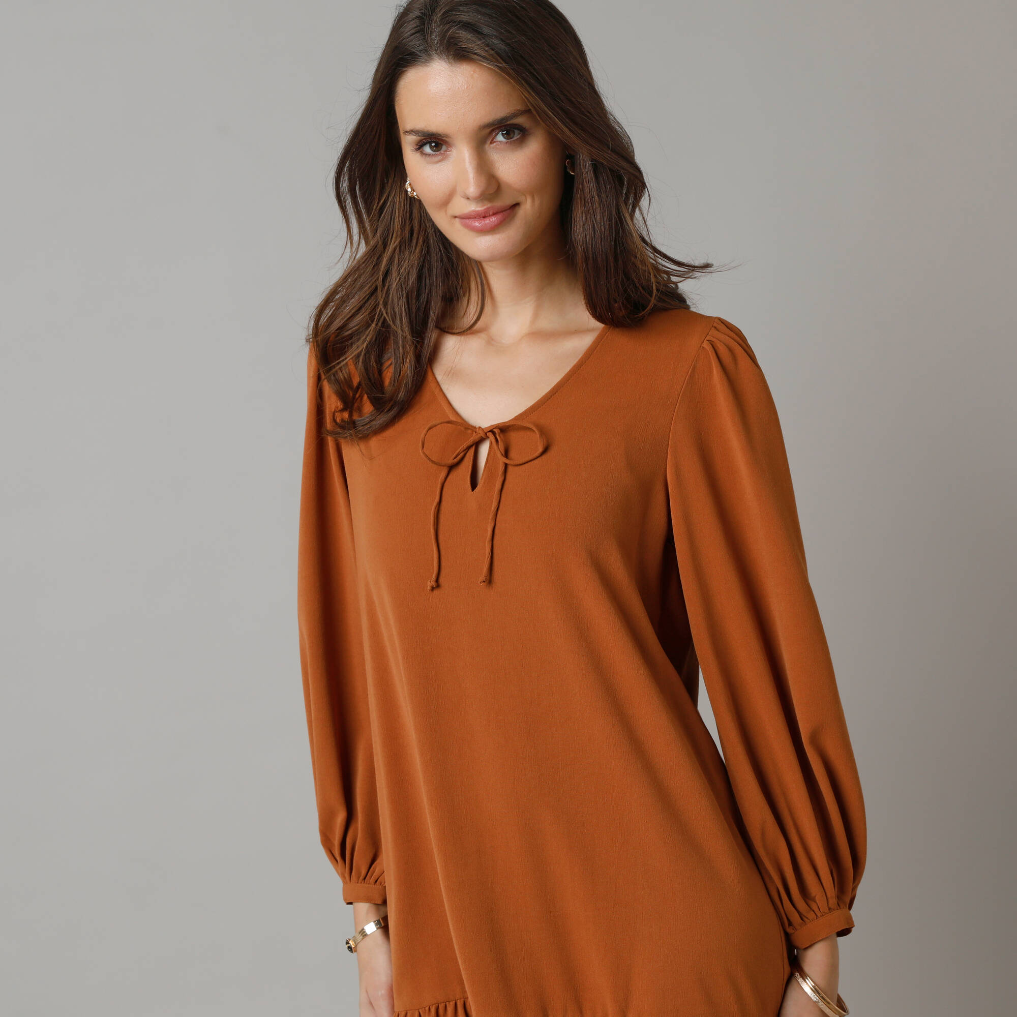 Robe courte volantée à nouettes, cr&ecirc;pe