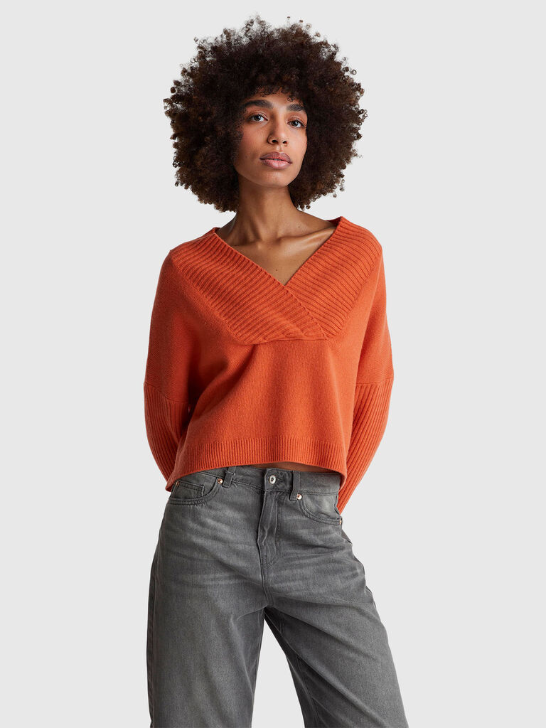 Boxy fit sweater with V-neck