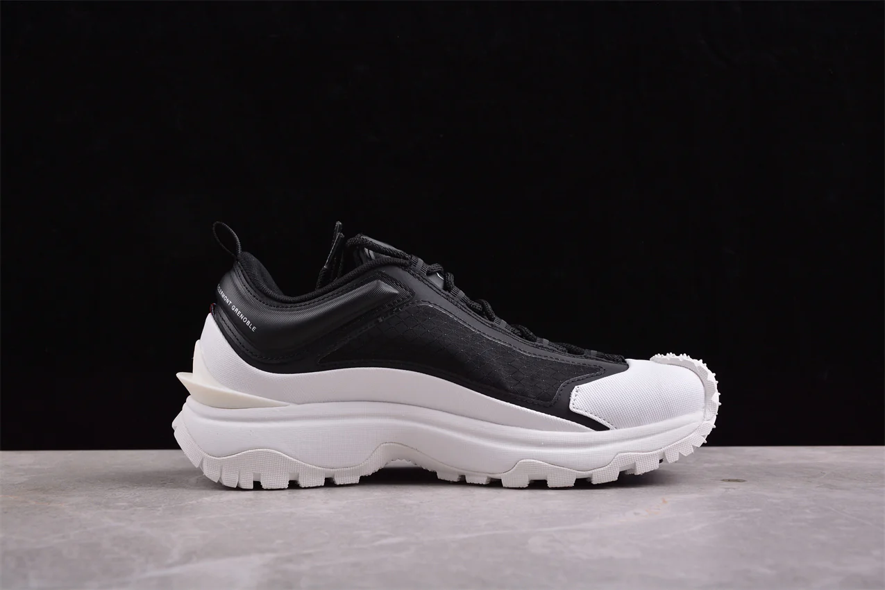 Moncler Trailgrip Lite Low in Black/White