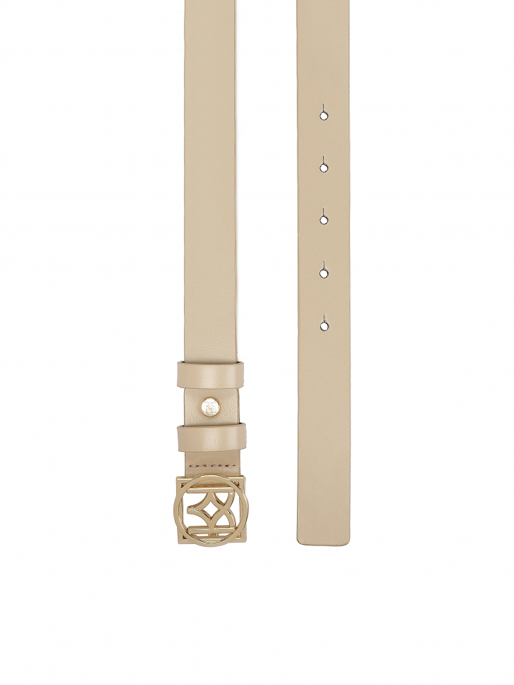 Bright leather belt with a striking buckle