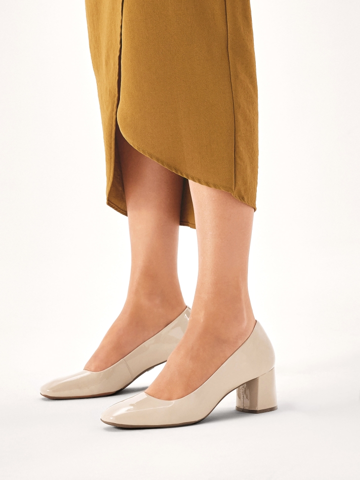 Patent leather beige pumps with a wide heel