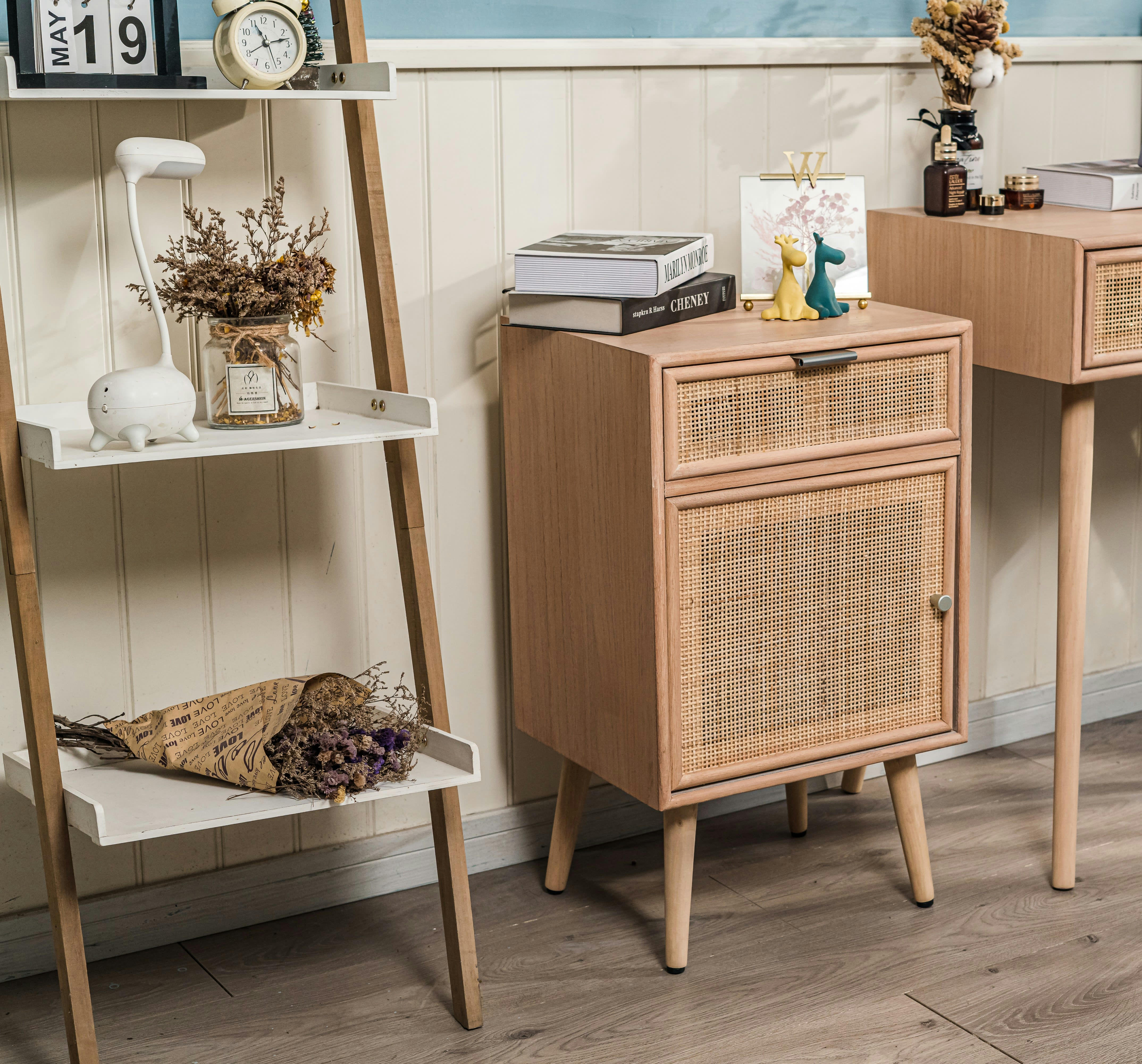 - Table de chevet 1 porte et 1 tiroir en rotin naturel