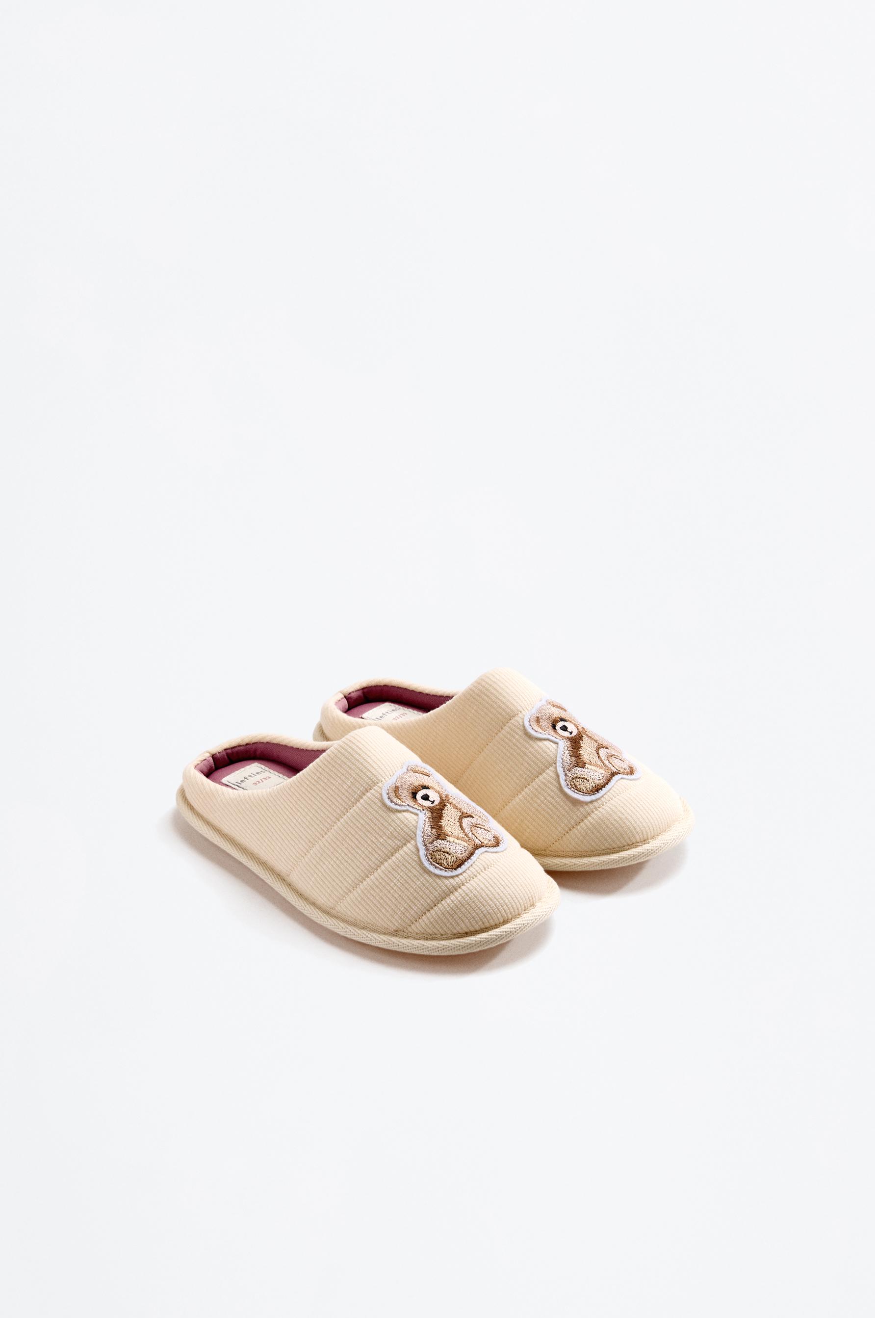 Zapatilla de casa detalle oso