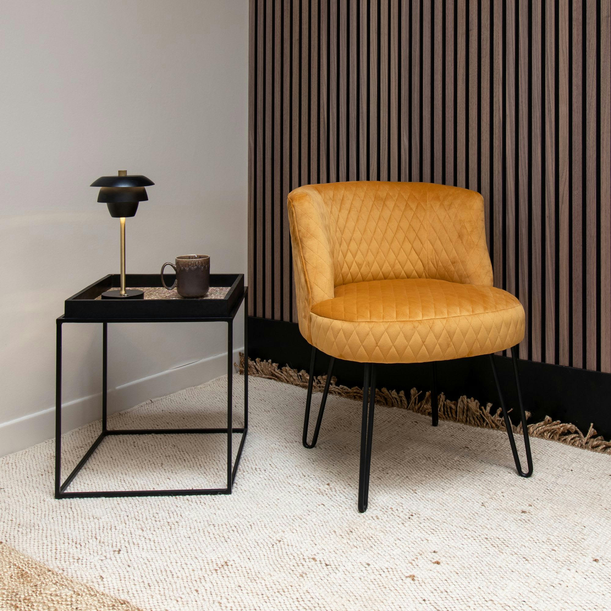 BRAVE - Fauteuil en velours matelassé safran et pieds en métal noir