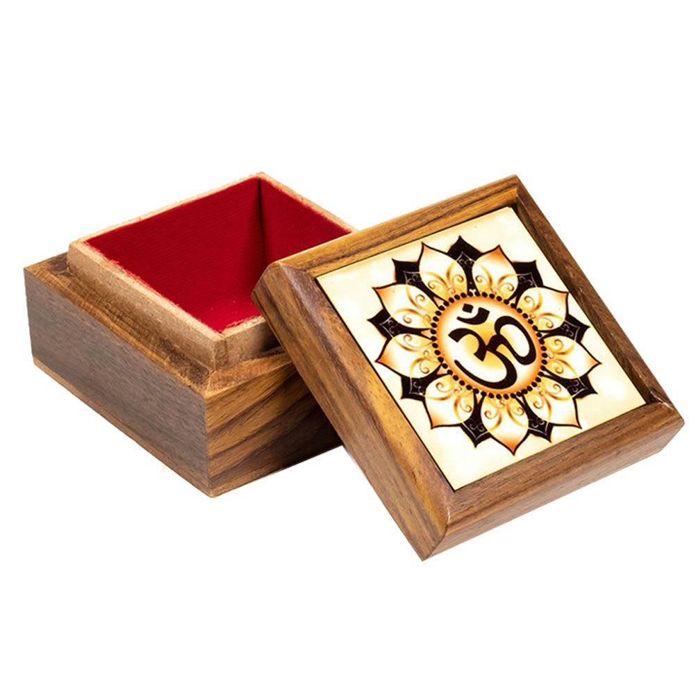 OM - Petite boite à bijoux en bois 6,5x6,5cm