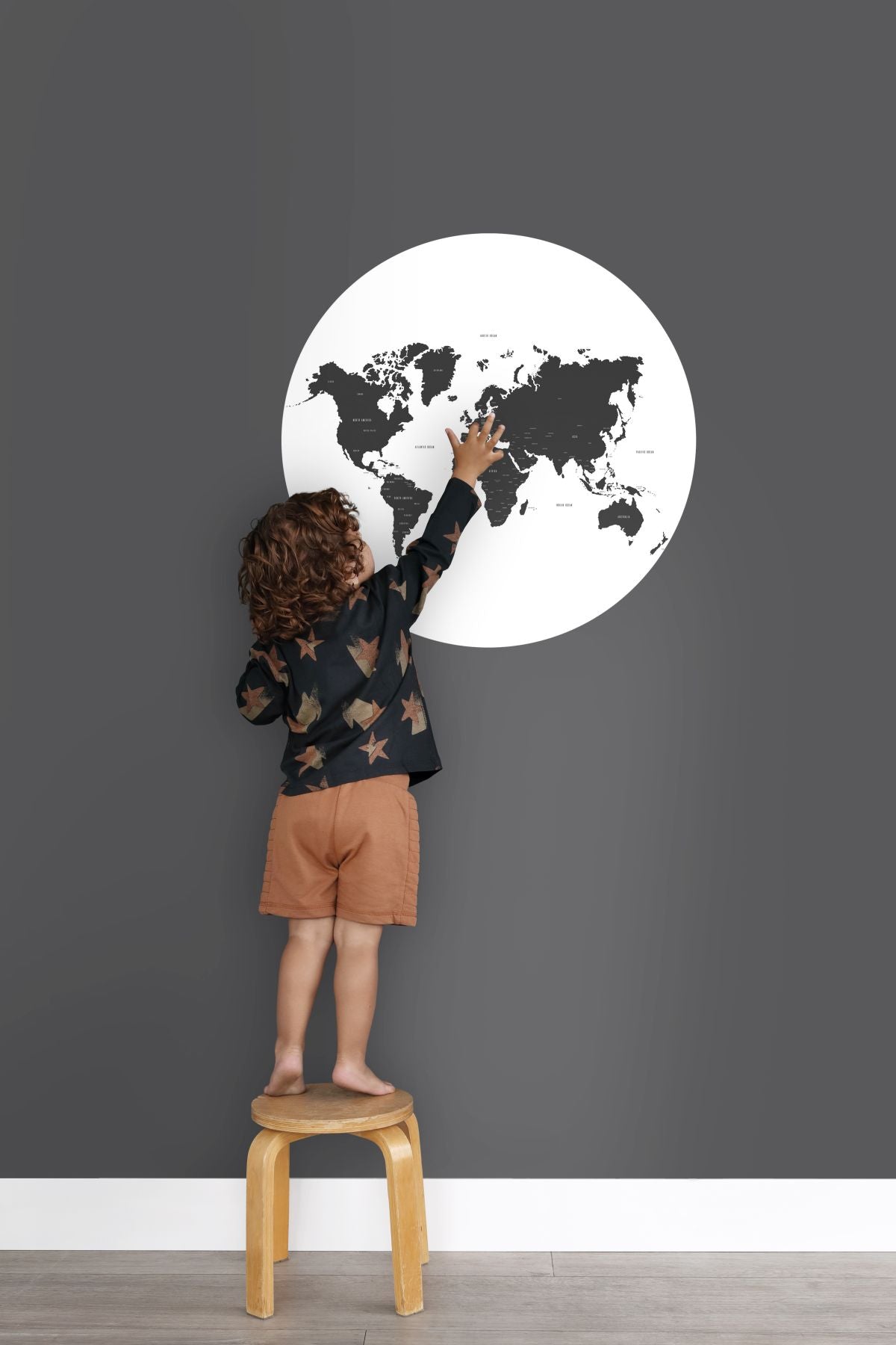 ESTAhome zelfklevende behangcirkel wereldkaart zwart wit - Ø 70 cm - 158985