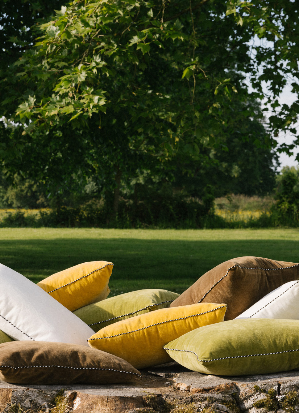 PETIT COUSSIN EN VELOURS AVEC PASSEPOIL RAYÉ BRUN
