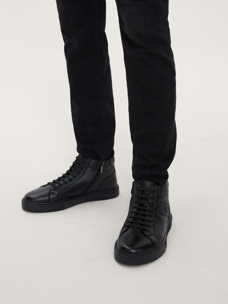 Men’s high sneakers decorated with a monogram