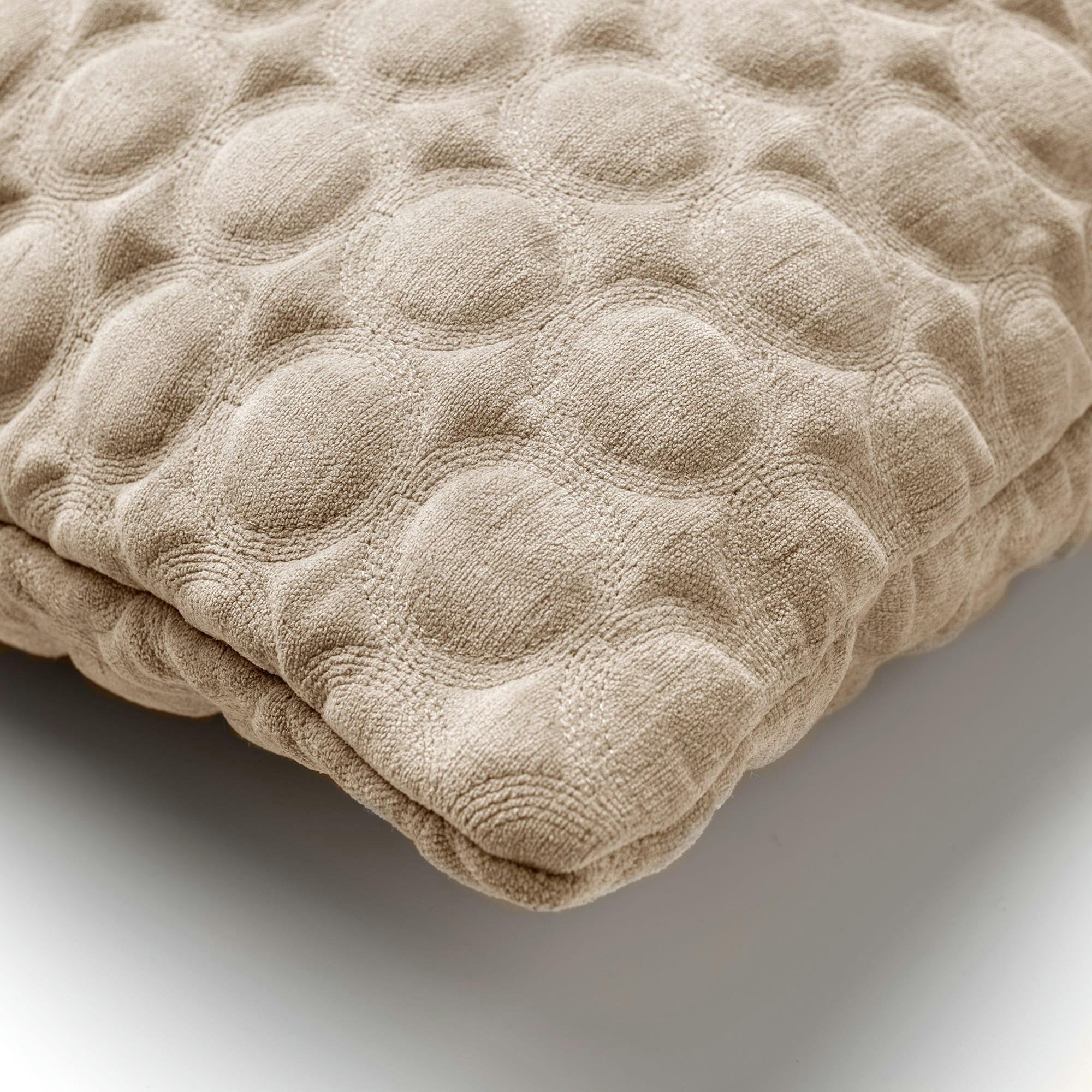 ADRIANE - Coussin beige en velours 45x45 cm avec un motif à pois