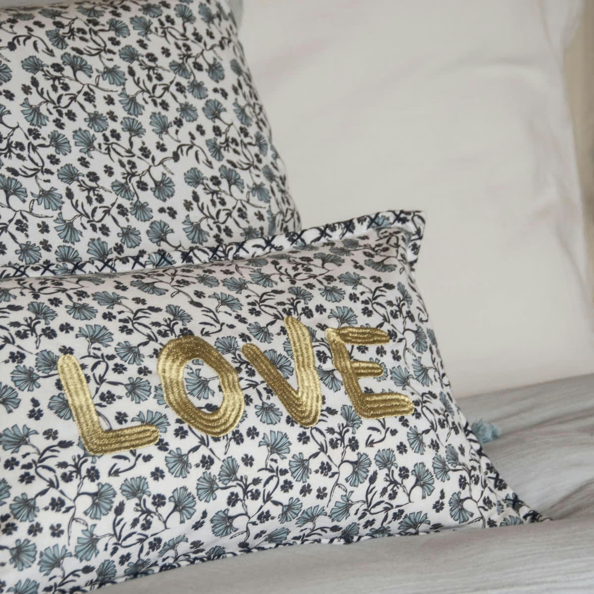 LOVE - Housse de coussin coton  50x30 bleu