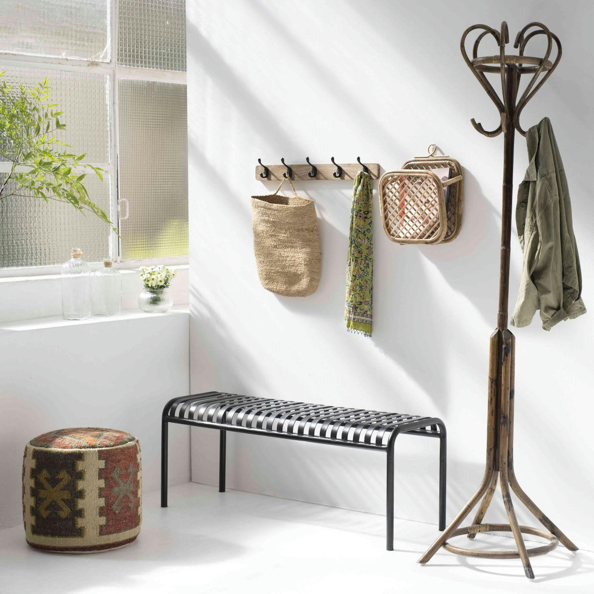 - Porte-revues en rotin