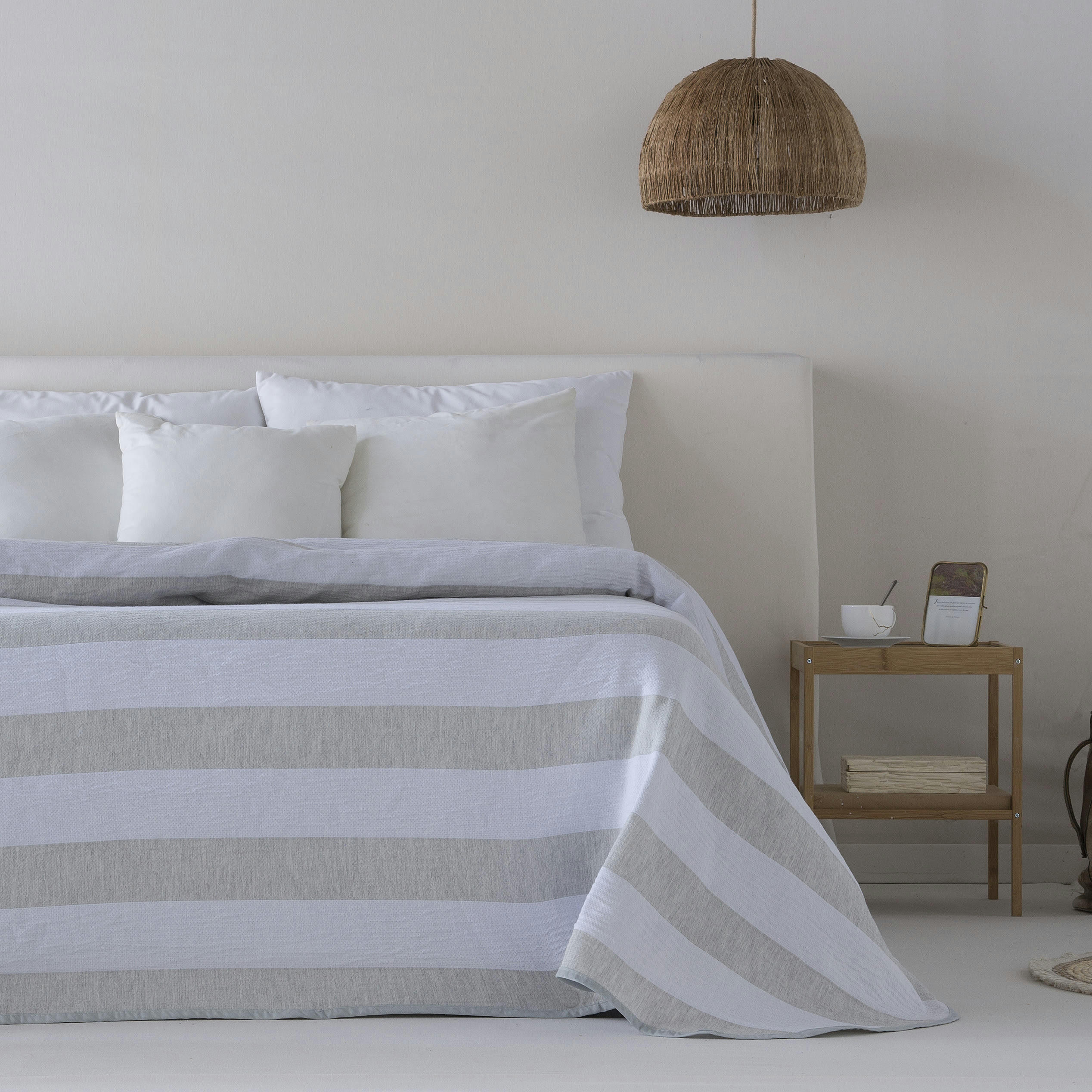 DRAMA - Couvre lit en coton rayé gris 270x270