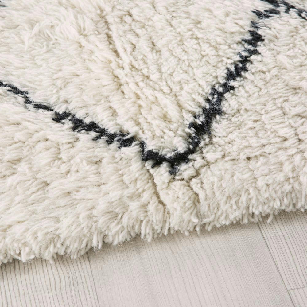 ISMA - Grand tapis style berbère en laine tuftée et coton écrus et noirs 200x300