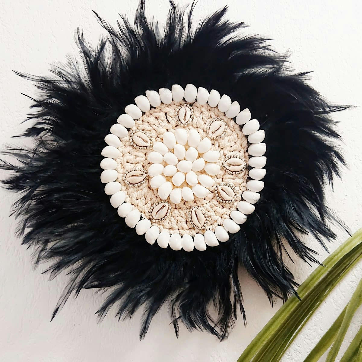 BALIRA - Décoration en plumes et coquillages, noir/ blanc D30 cm