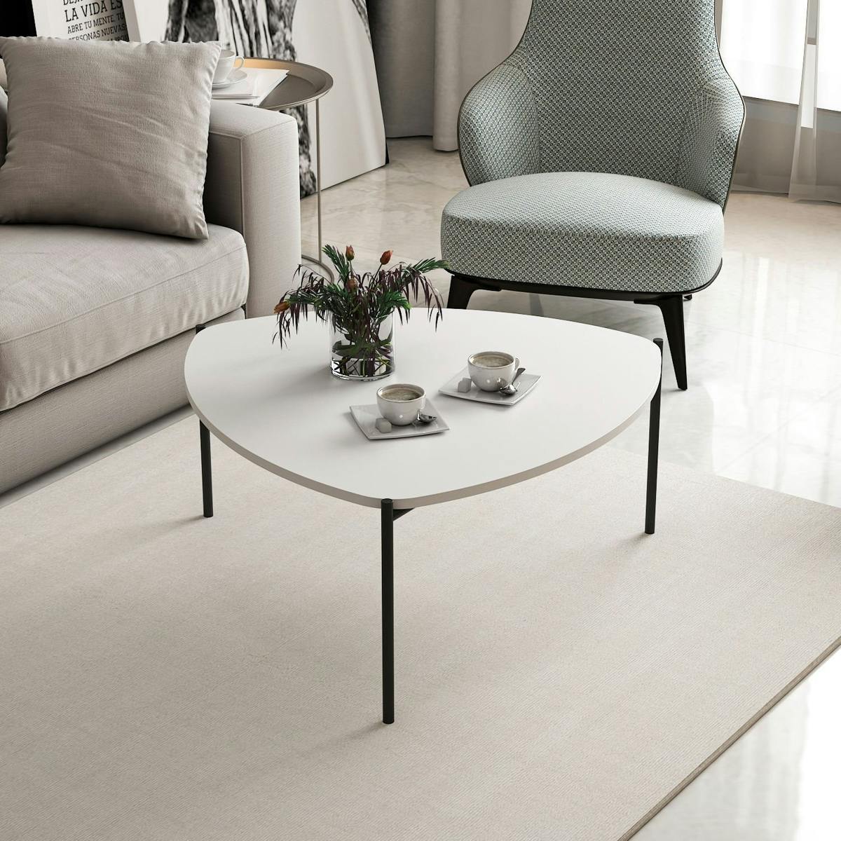 Table basse blanche, triangle organique pieds métal JENA
