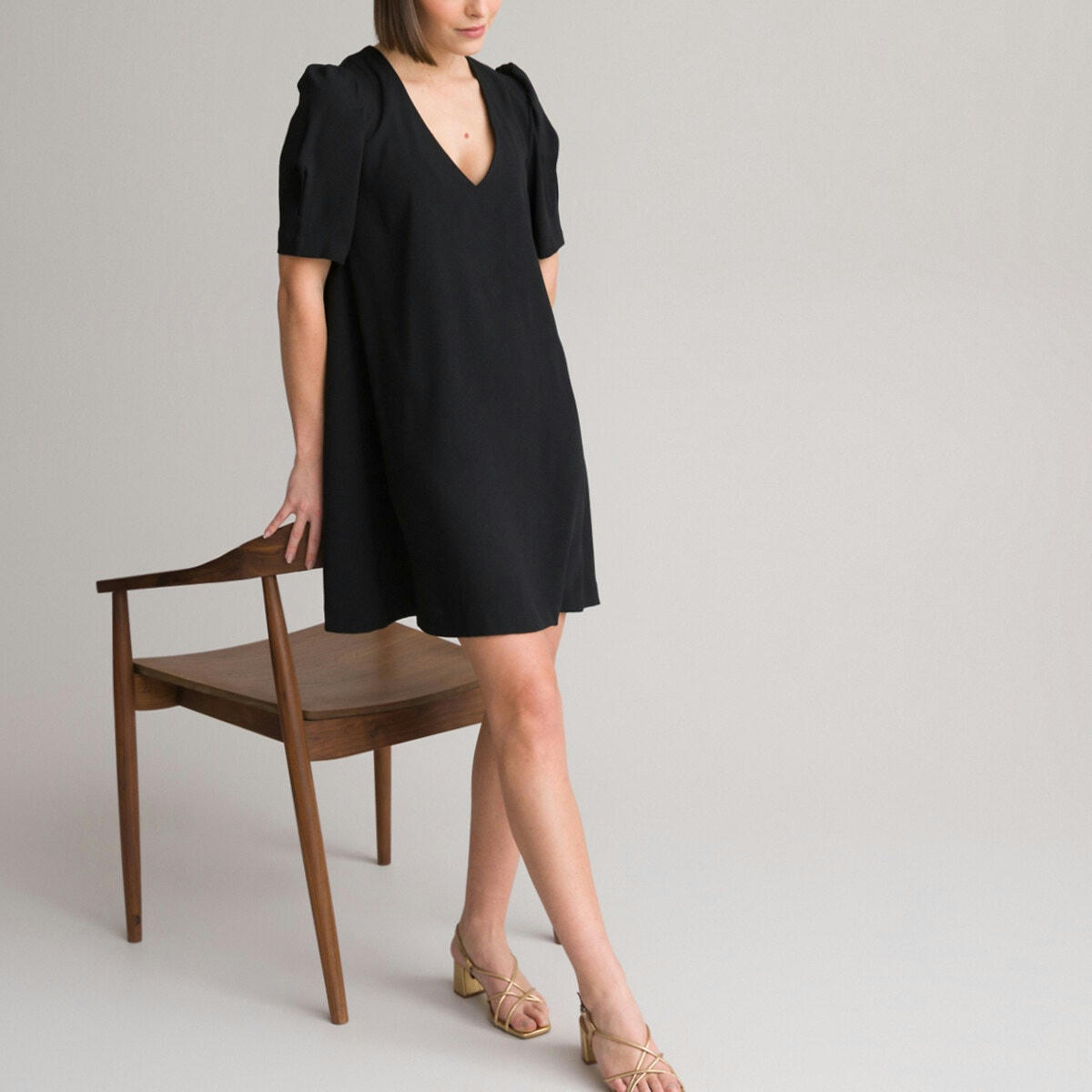 Robe courte, encolure V, manches courtes