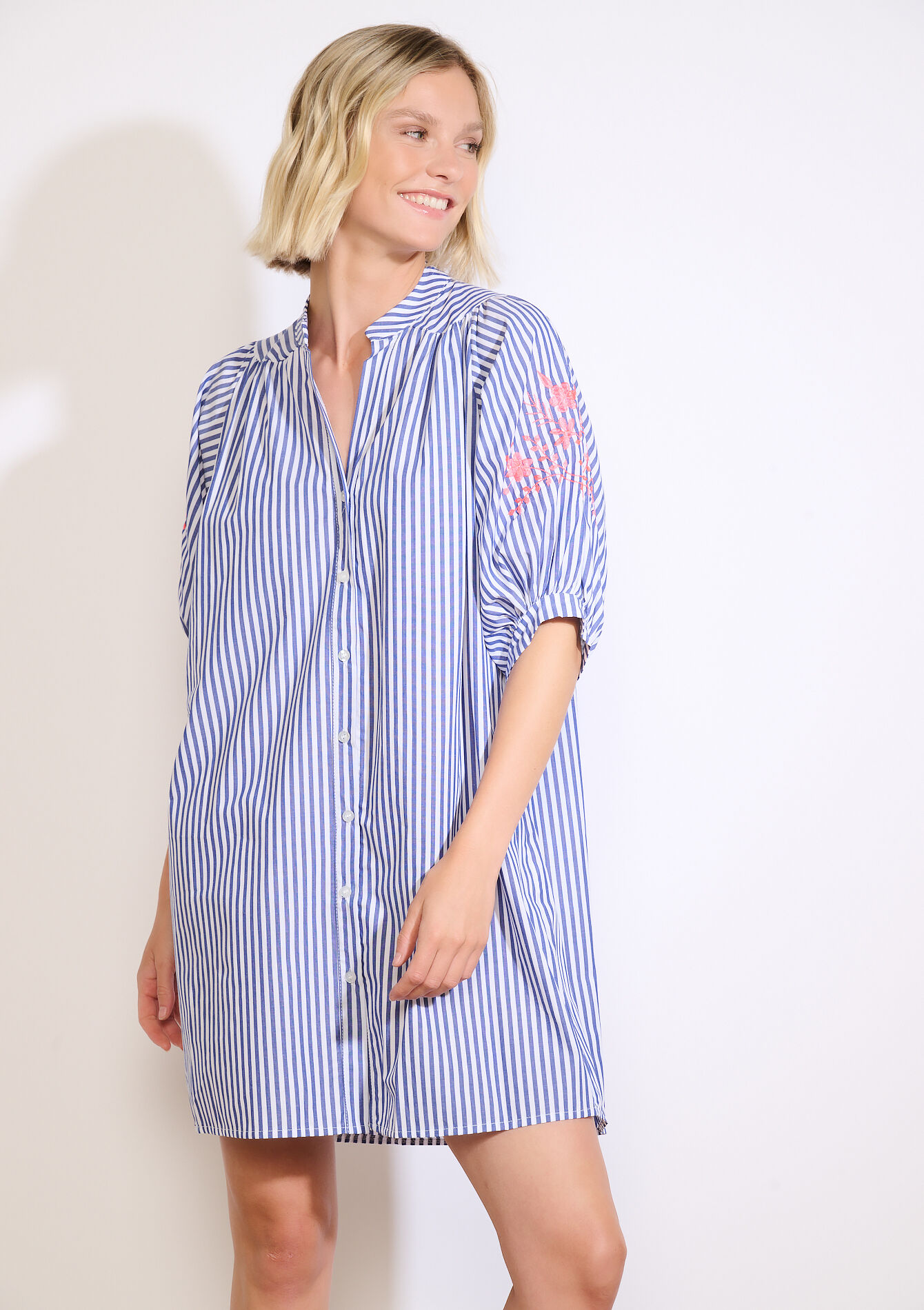 Geborduurde jurk met strepen