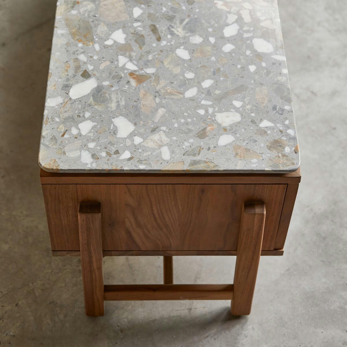 ISAURE - Meuble TV en noyer massif et terrazzo premium 140 cm