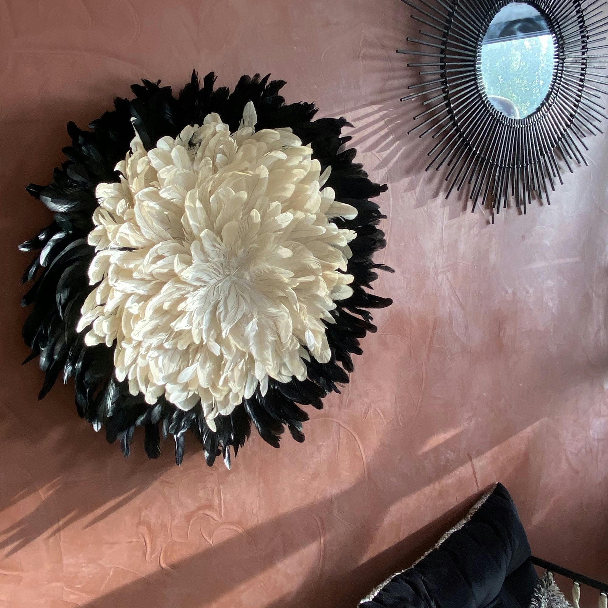 PLUMET - Décoration murale blanche et noire en plumes de coq Ø60cm