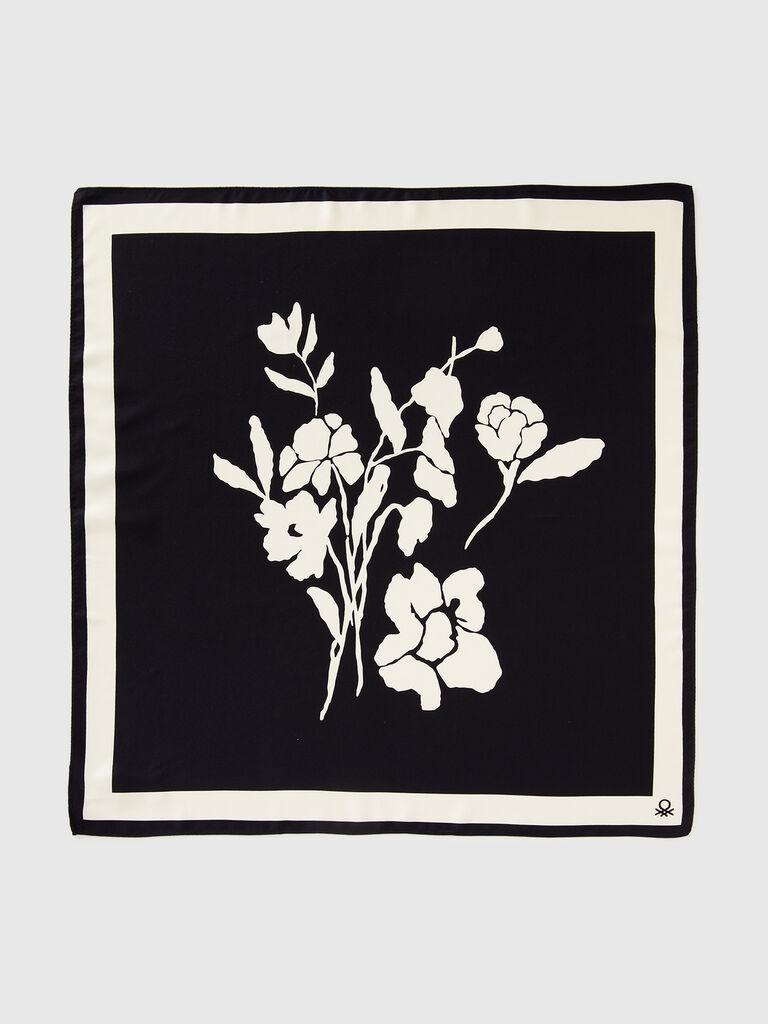 Scarf with floral print