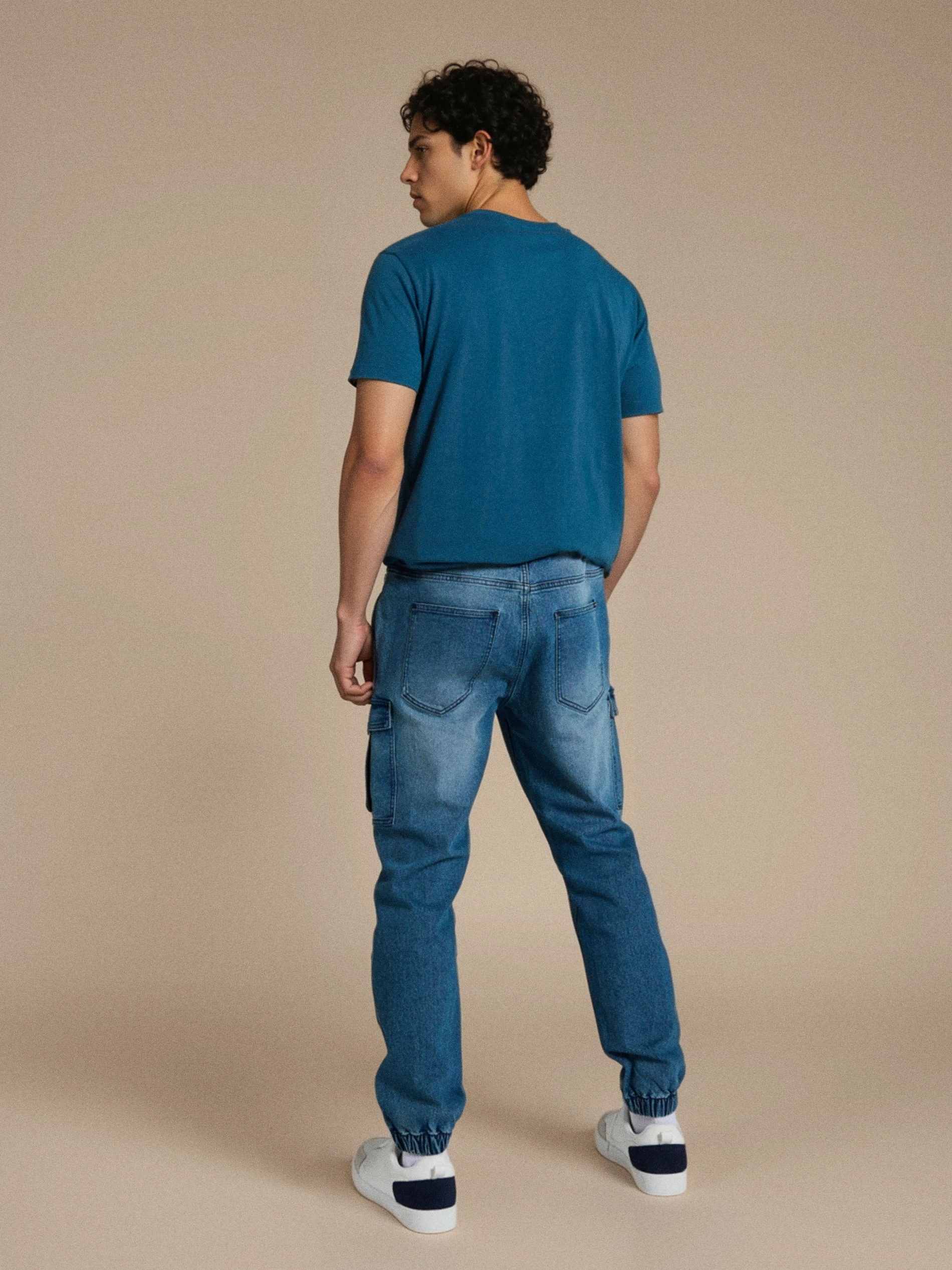 Jeansy jogger z efektem sprania