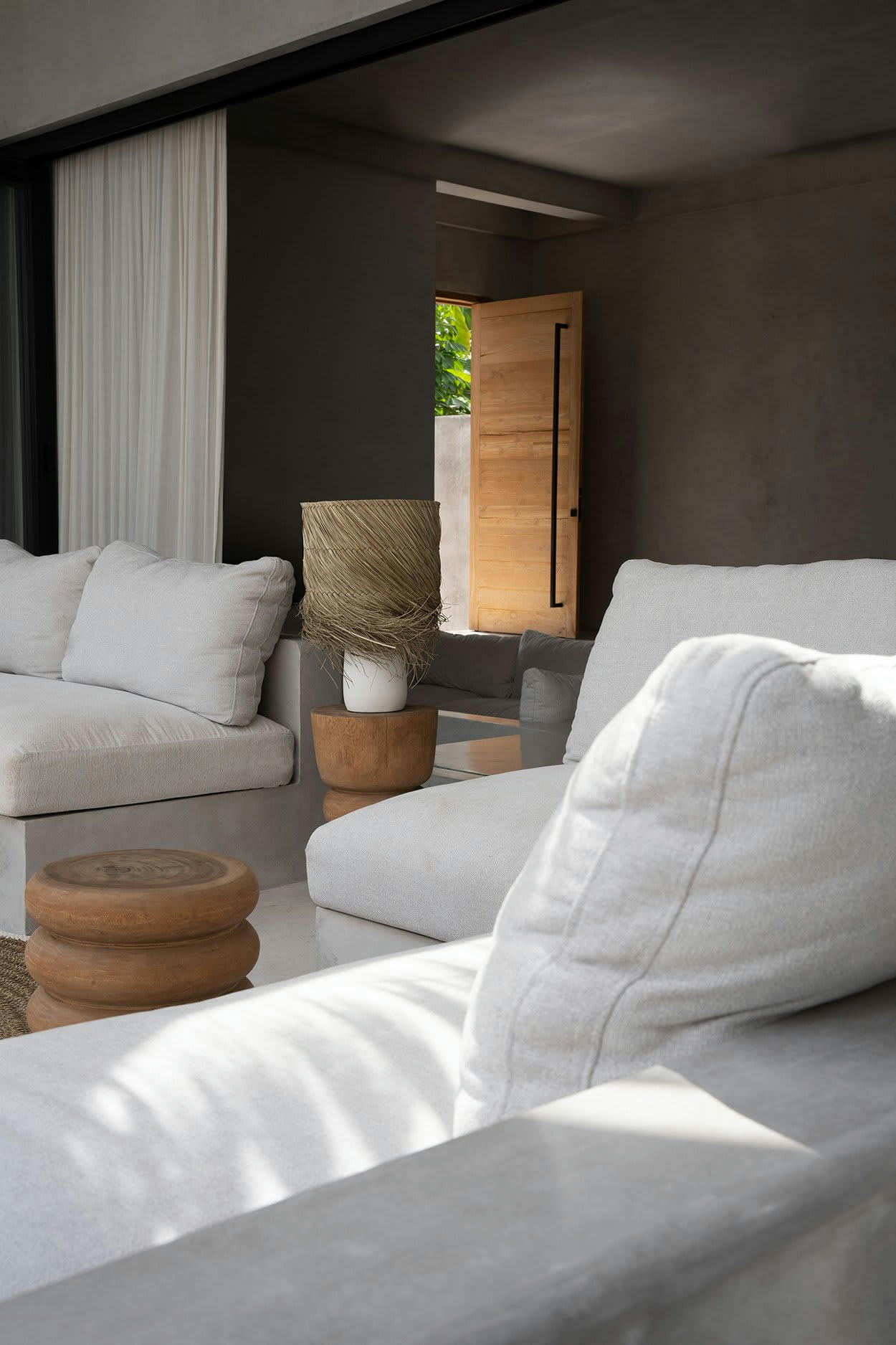 PANDAN - Lampe de table en terre cuite et herbe blanc naturel