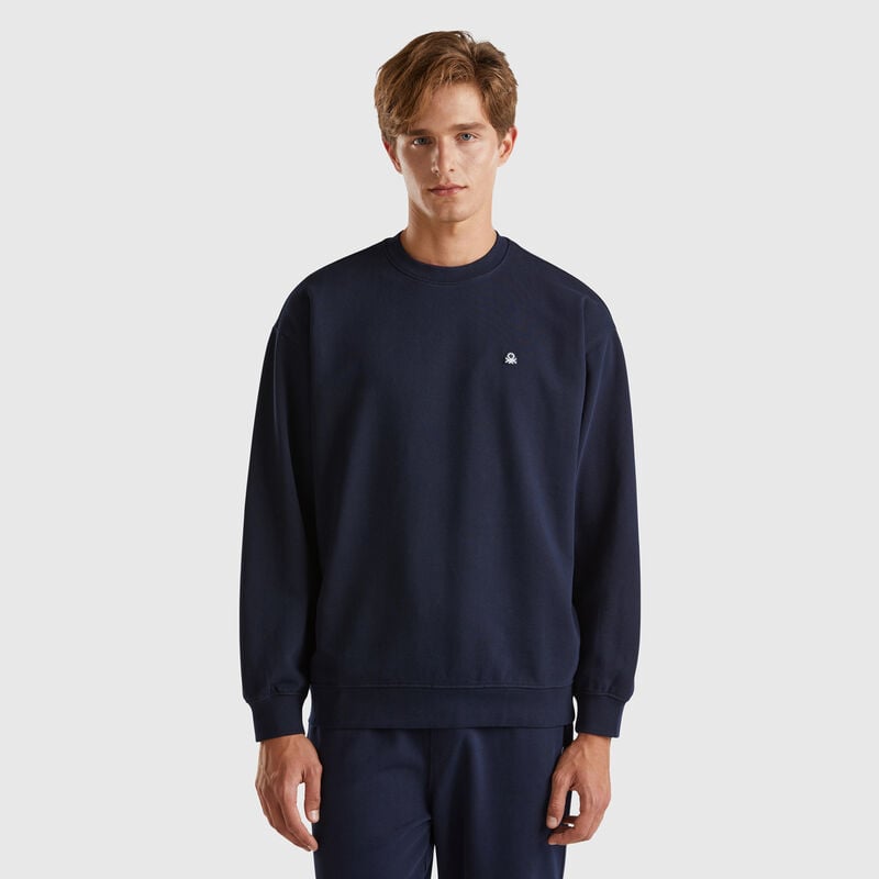 Sweatshirt with logo patch