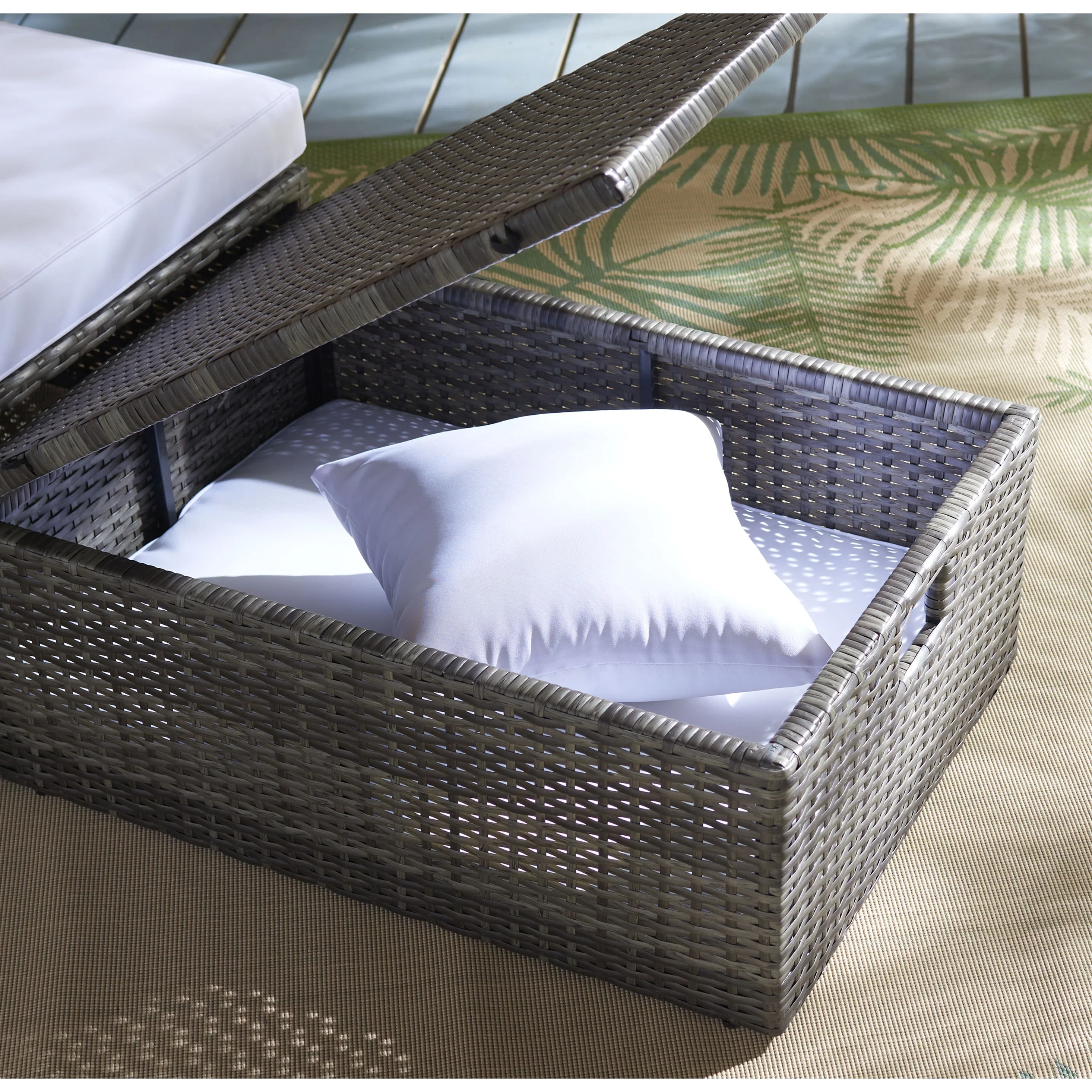 SAFAVIEH Outdoor Pramla Settee - 29W x 23D x 25H