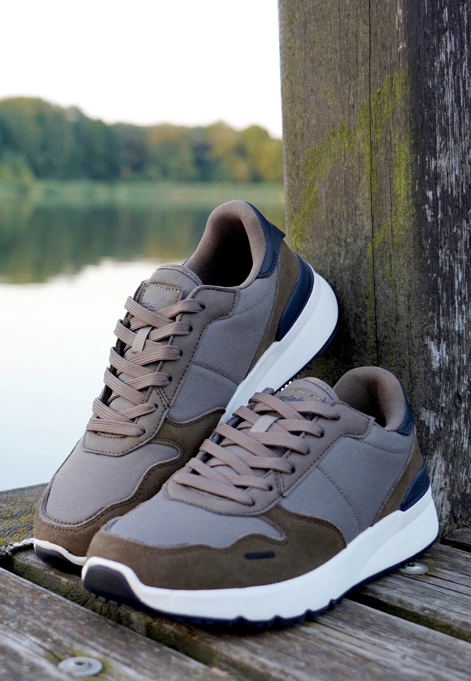 Męskie sneakersy RELAKS z kontrastową podeszwą i wstawkami z dwoiny welurowej