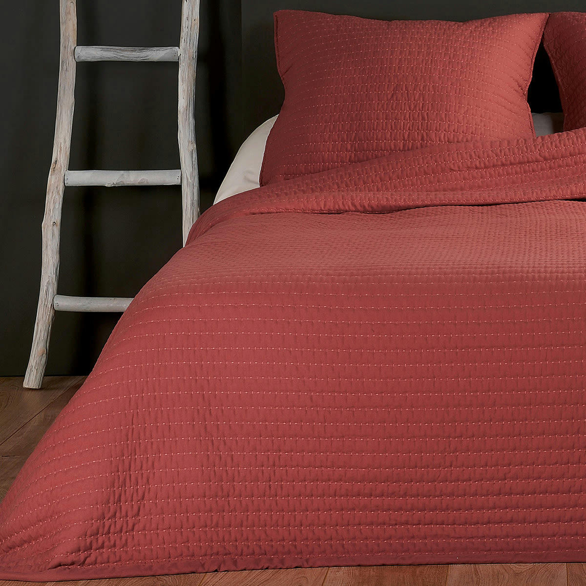 - Couvre lit et taie matelassés polyester brique 180x240 cm