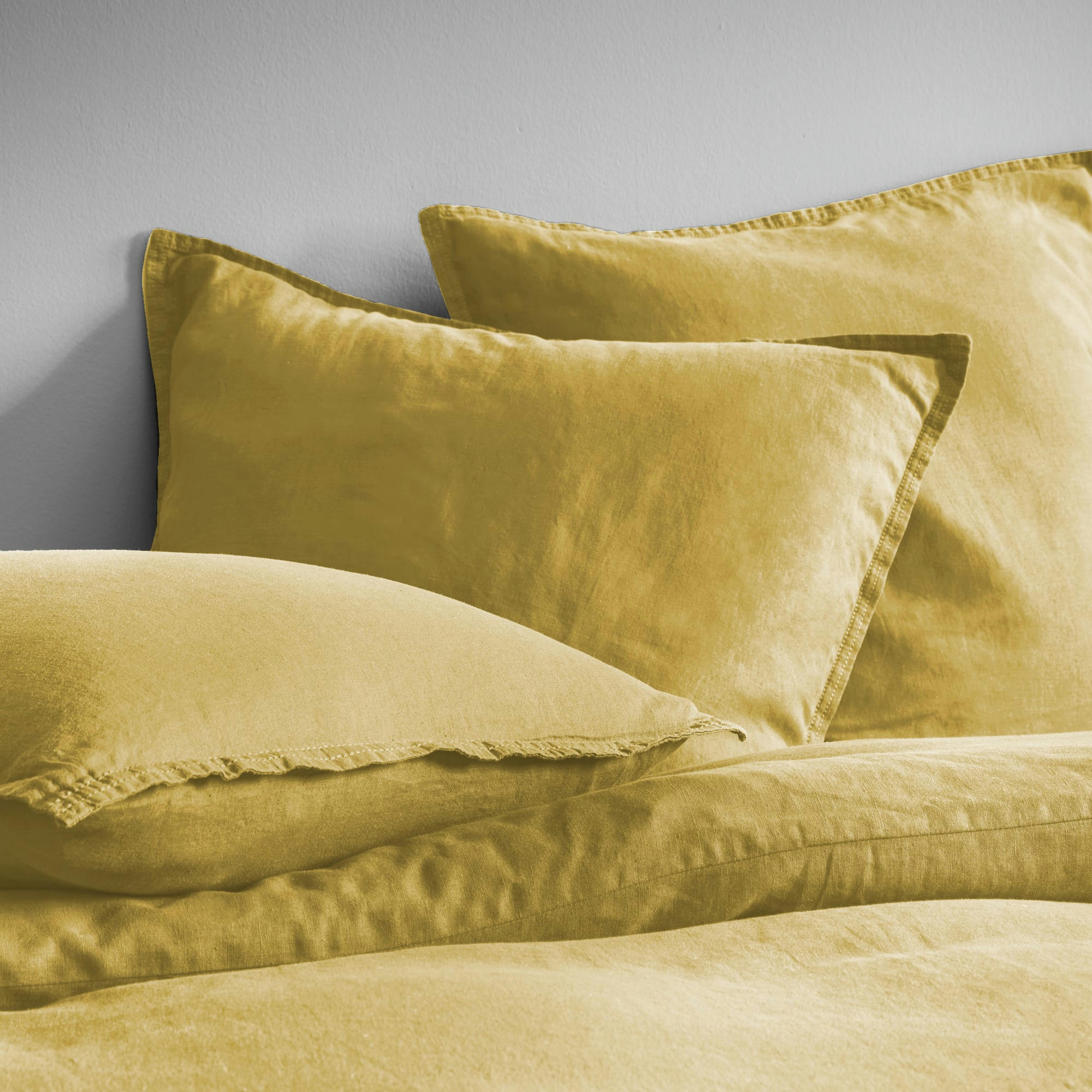 LIN LAVE - Set de 2 taies d’oreiller unies en lin lavé Safran 65x65cm
