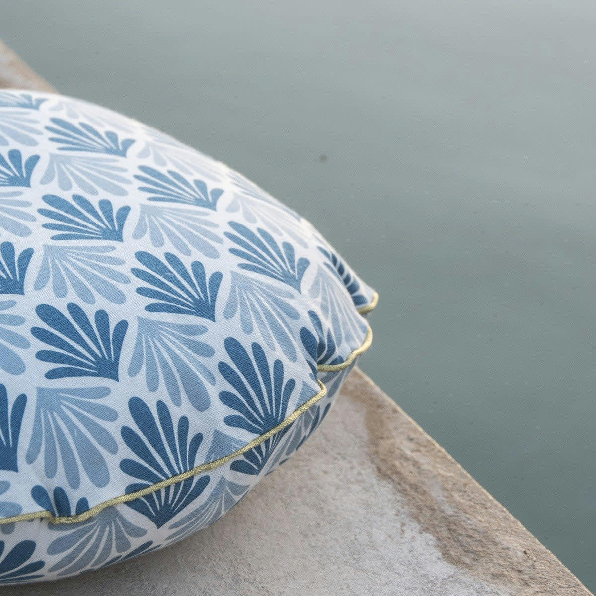 BONBON PEACOCK - Coussin d'extérieur rond coton  43cm Ø bleu