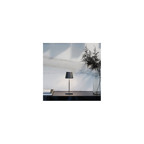 Lampe de table LED Poldina Pro Mini Gris Foncé, rechargeable et dimmable avec une autonomie allant jusqu'à 12 heures