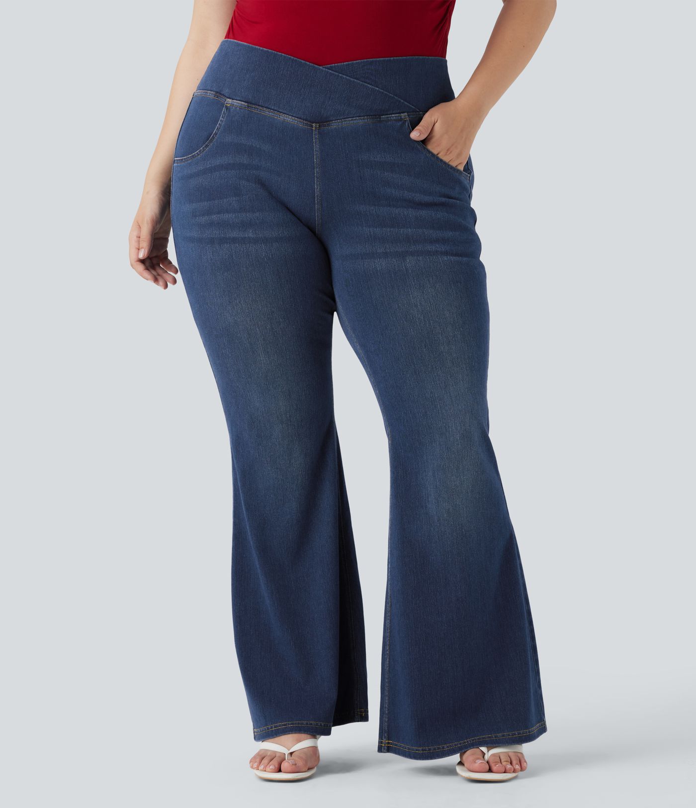 Jean évasé décontracté Halara Flex™ grande taille croisé taille haute en maille extensible délavée avec multiples poches